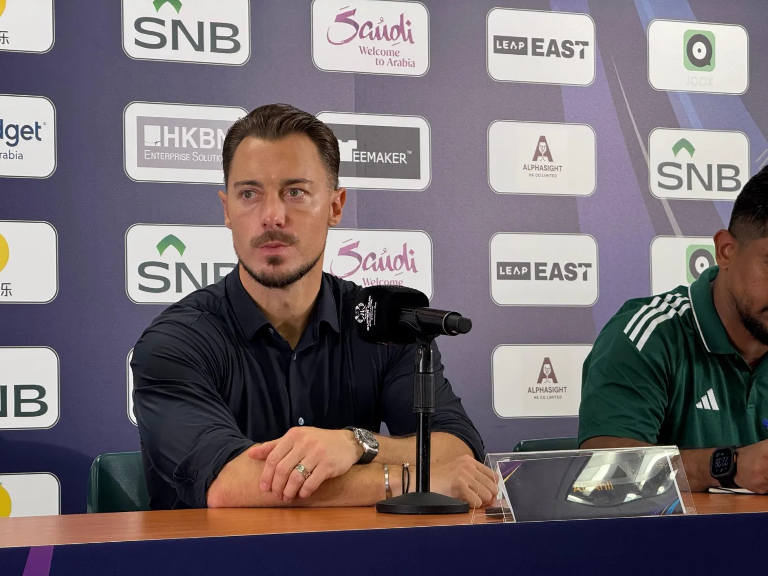 يايلسه يستمع لأسئلة الإعلاميين في المؤتمر الصحافي (الشرق الأوسط)