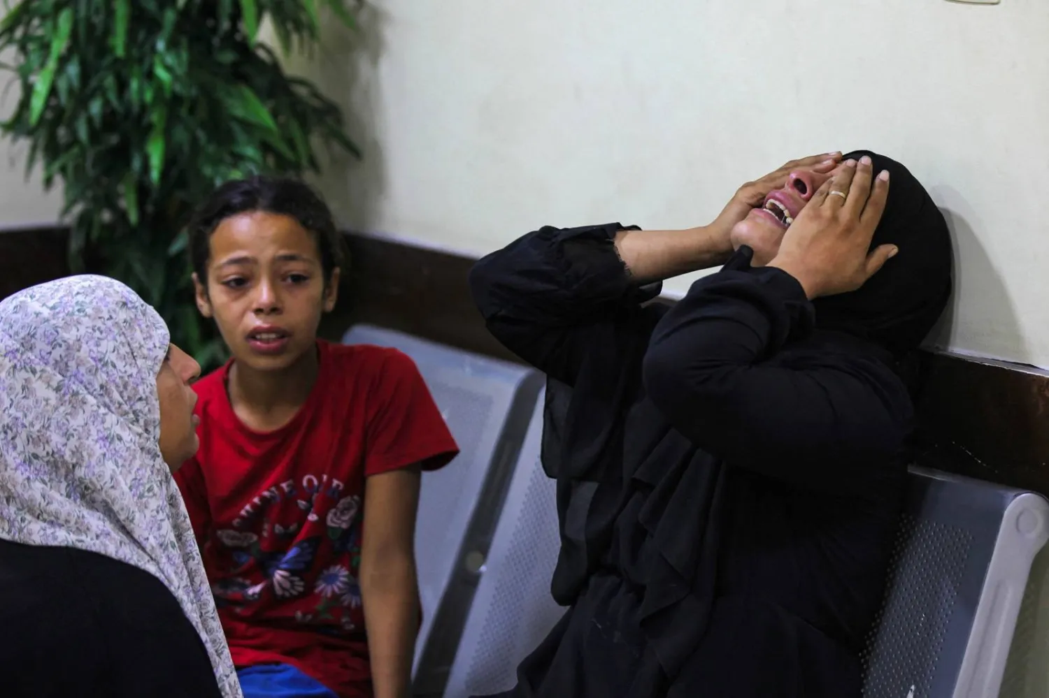 رد فعل امرأة فلسطينية في «مستشفى العودة» على مقتل طالبي المساعدة بمنطقة النصيرات (أ.ف.ب)