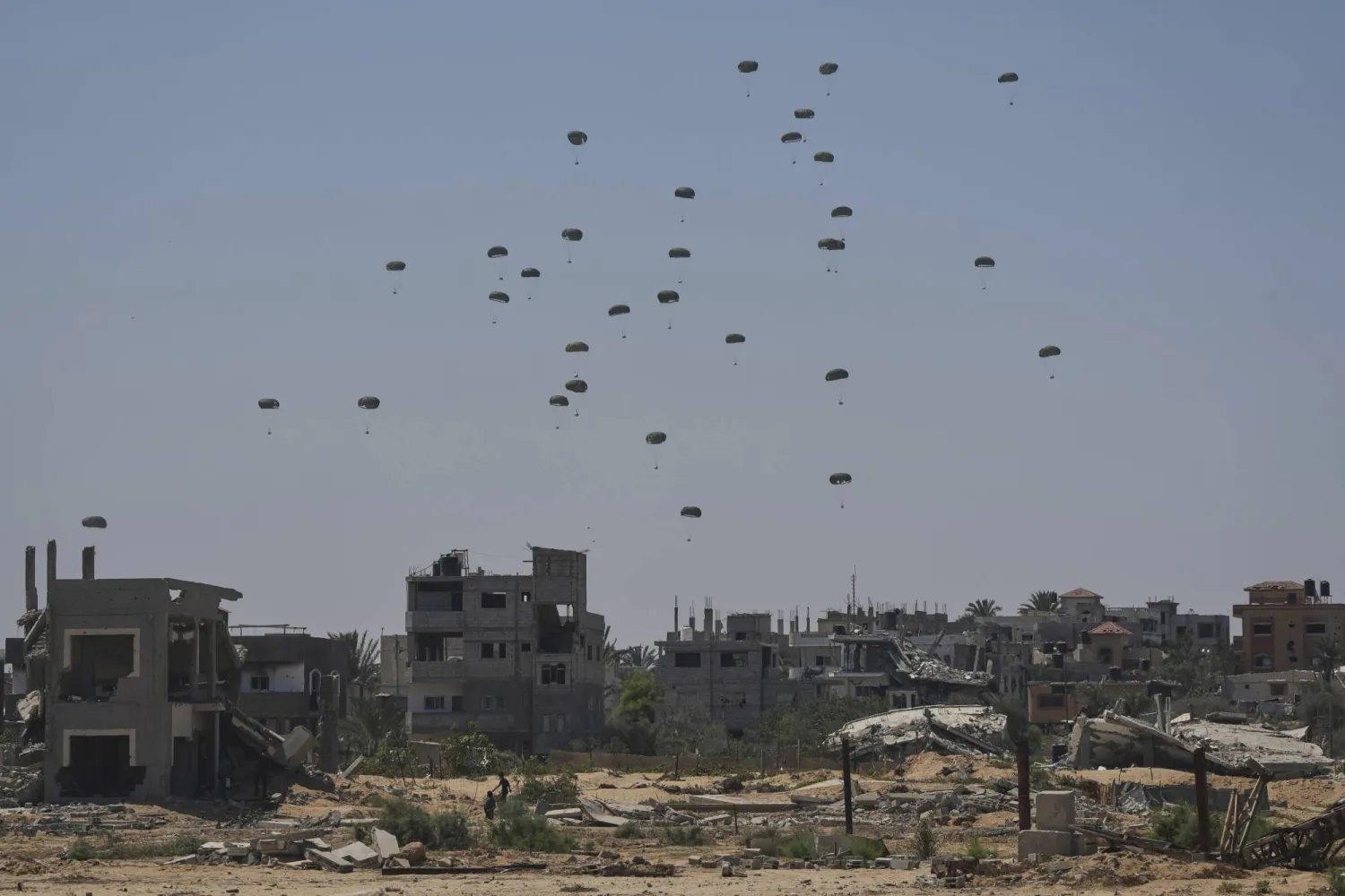 مظلات تسقط إمدادات على النصيرات في قطاع عزة (أ.ب)