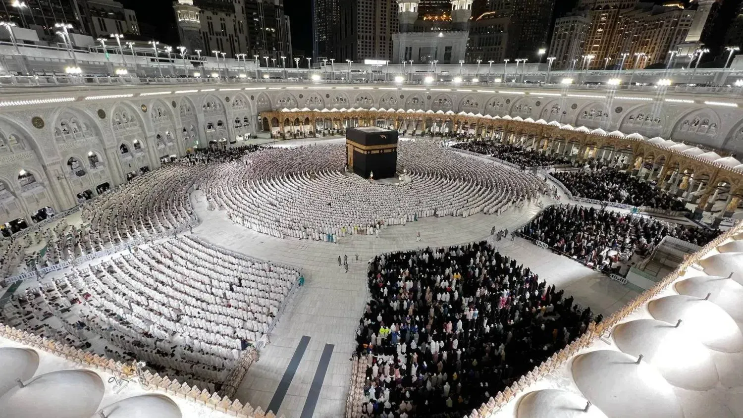 Mekke'deki Kutsal Camii, bu günlerde umre ve namaz için gelen hacılar ve ziyaretçilerle dolup taşıyor (SPA)