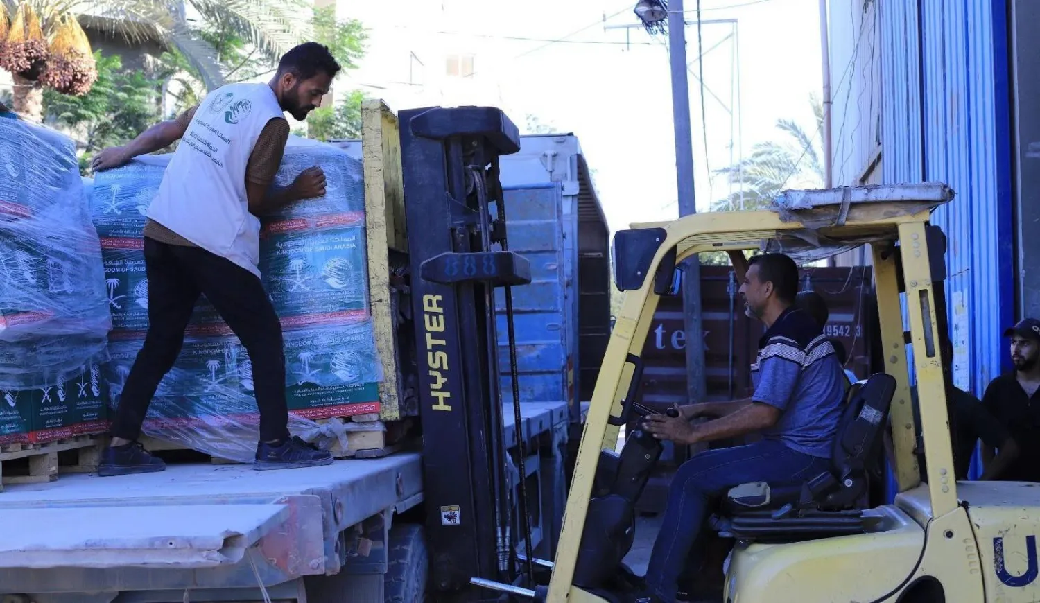 قافلة المساعدات السعودية الجديدة وصلت محملة بالمواد الغذائية الأساسية إلى وسط قطاع غزة (واس) 