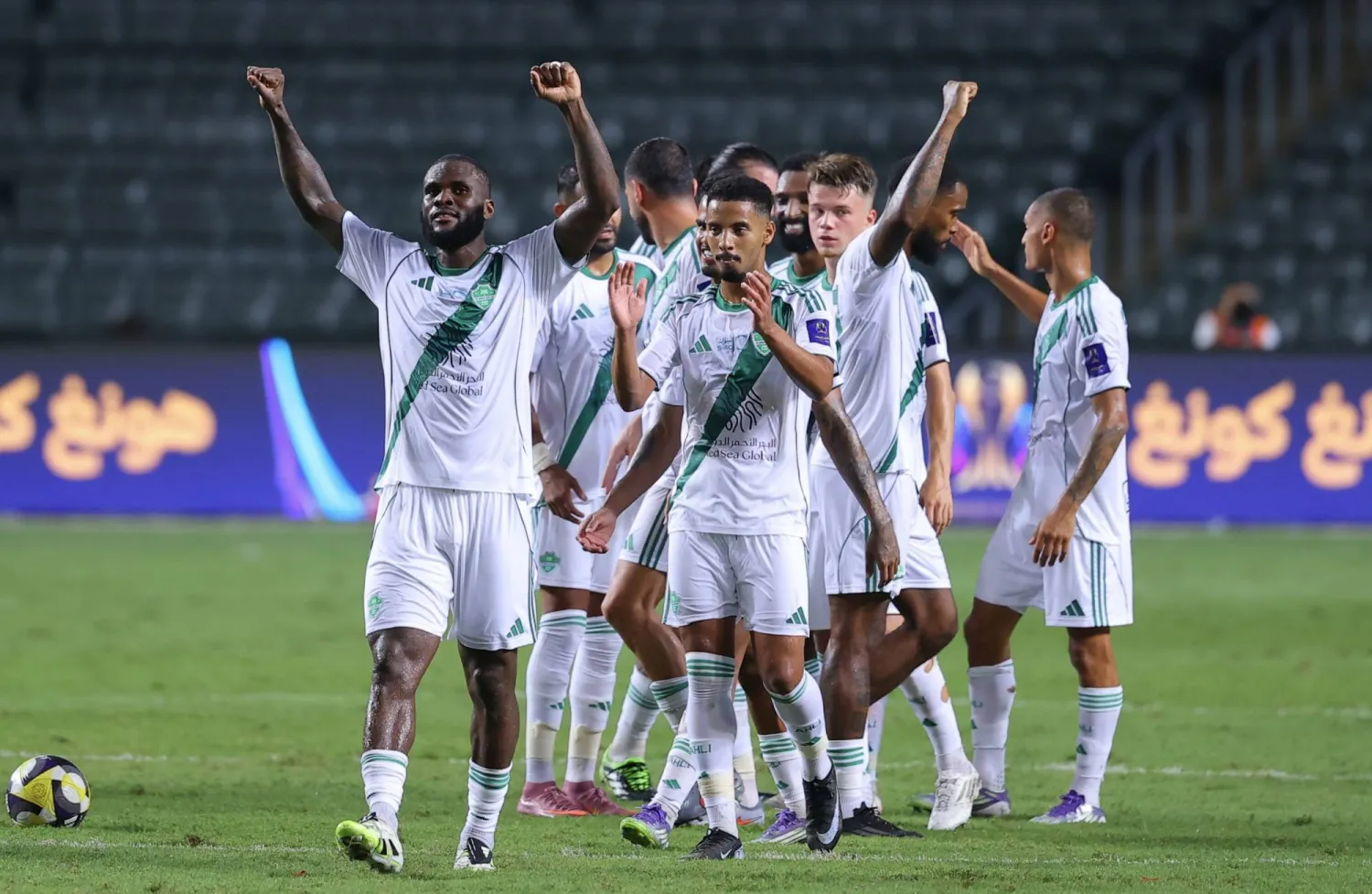 كيسيه يحتفل مع زملائه عقب نهاية المباراة (تصوير: عبد العزيز النومان)