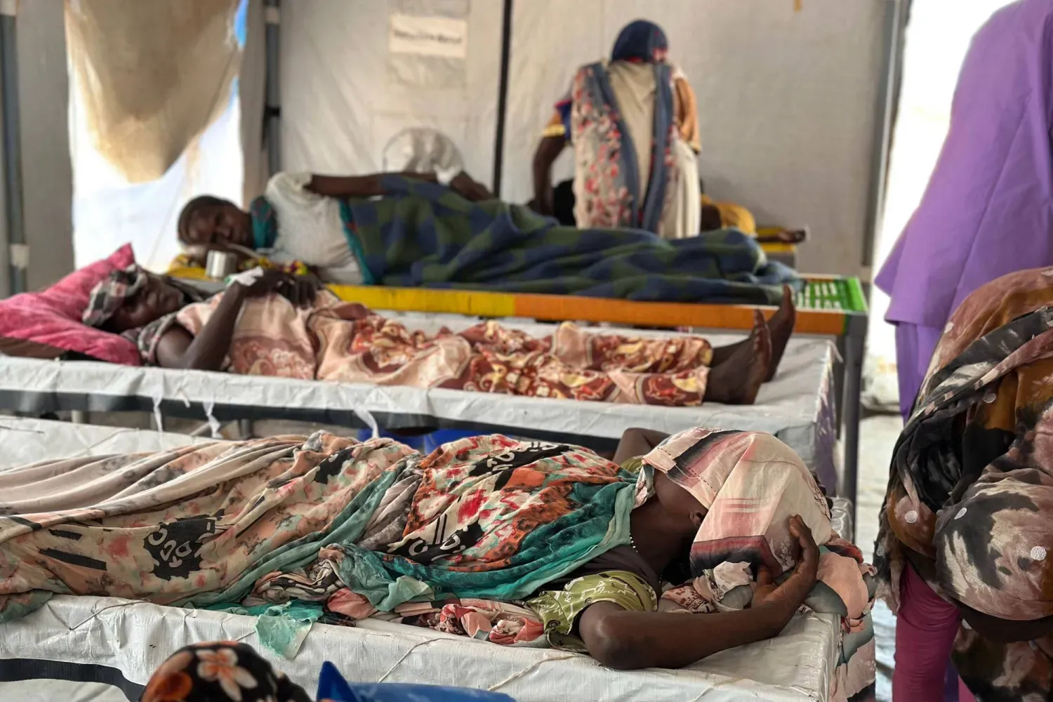 Darfur’daki bir mülteci kampındaki izolasyon merkezinde tedavi gören kolera hastaları (AFP)