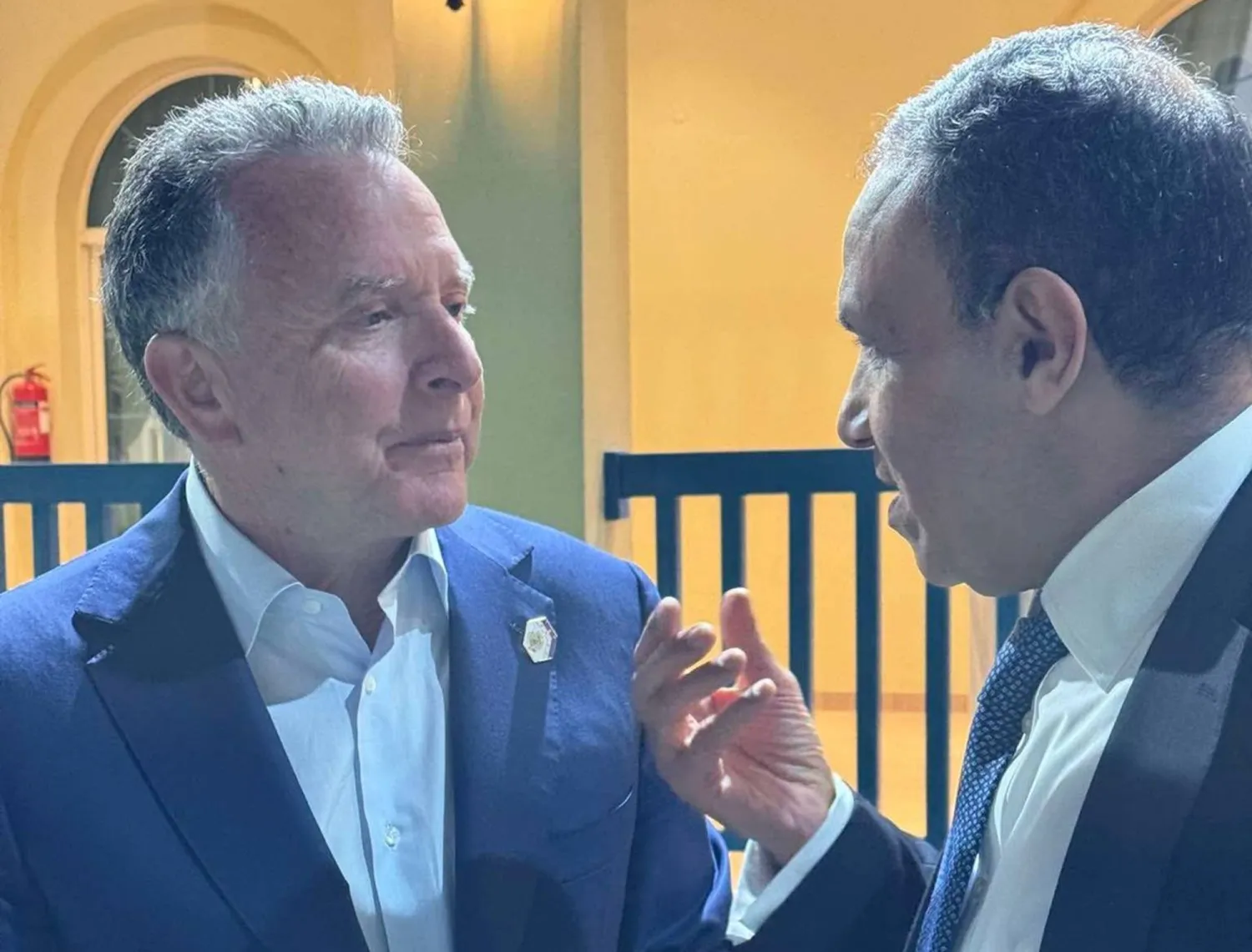 وزير الخارجية المصري بدر عبد العاطي يتحدث إلى ستيف ويتكوف على هامش اجتماع بالدوحة في مارس الماضي (الخارجية المصرية)