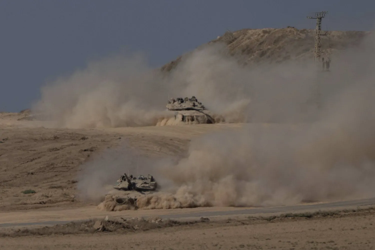 دبابات إسرائيلية تتحرك قرب الحدود مع قطاع غزة (أ.ب)