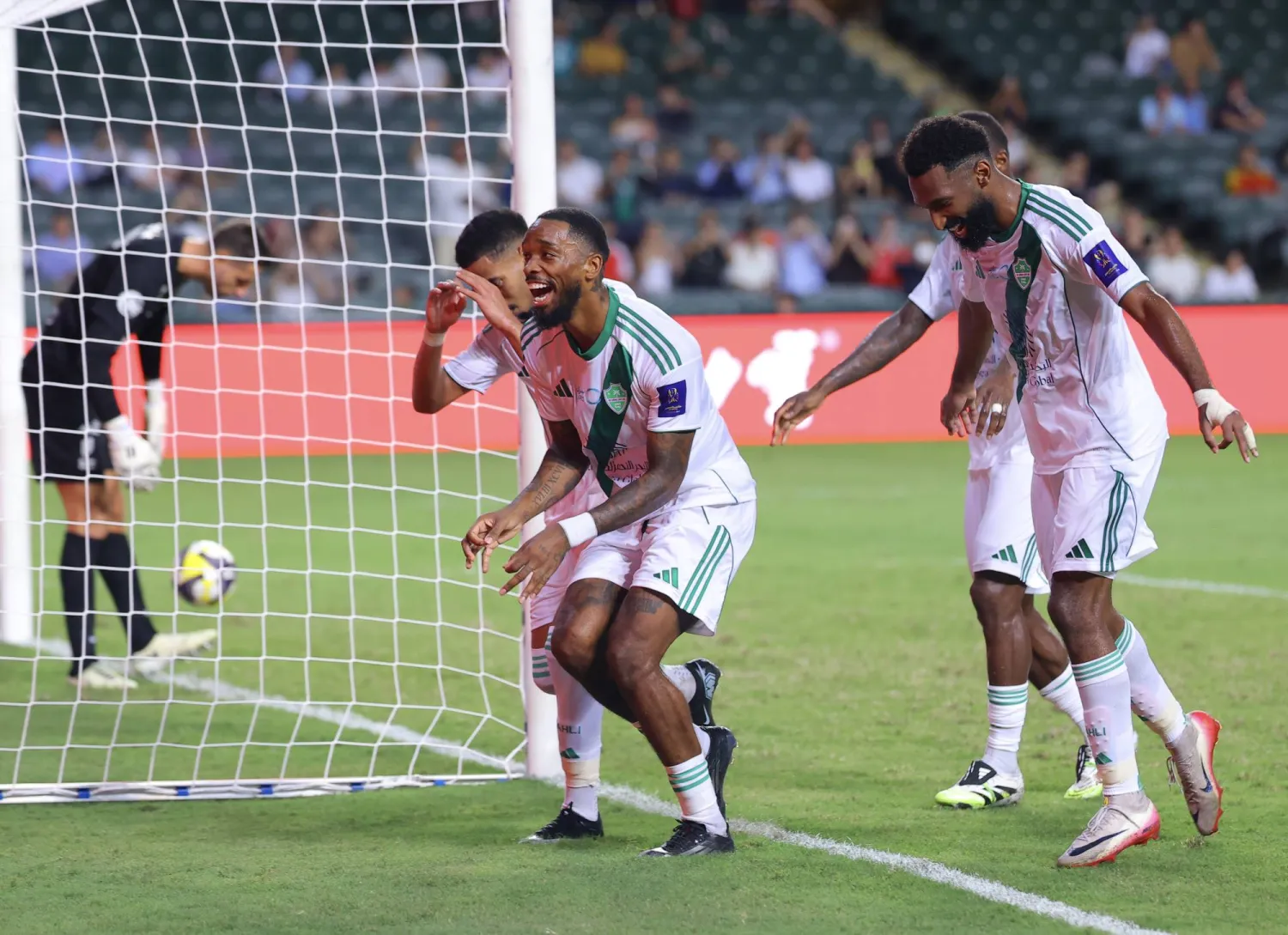 فرحة أهلاوية بهدف إيفان توني (تصوير: عبدالعزيز النومان)