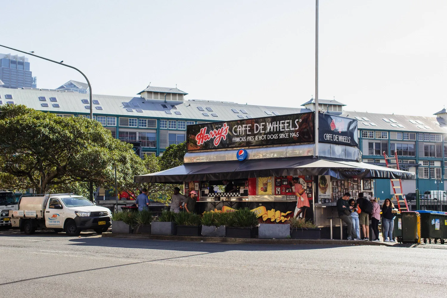  مقهى هاري دي ويلز (نيويورك تايمز)