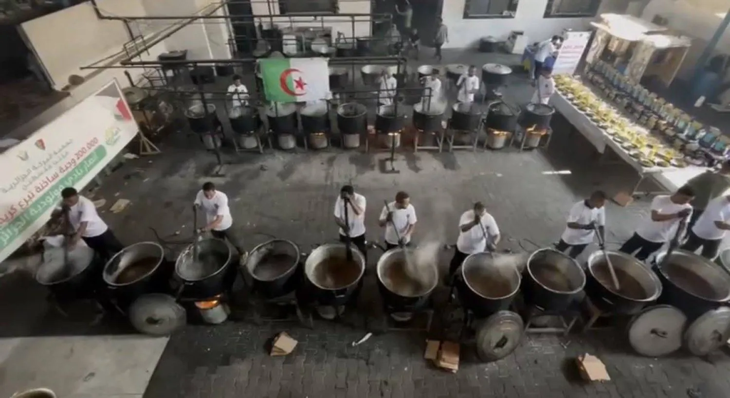 لحظة تجهيز الوجبات لسكان غزة (الشرق الأوسط)