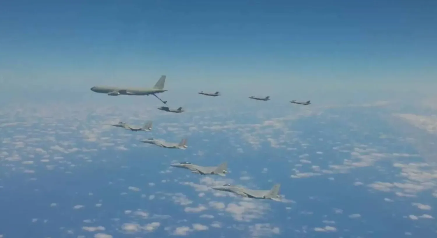 صورة من فيديو نشرته صحيفة «يديعوت أحرونوت» لتزود مقاتلات إسرائيلية بالوقود جواً خلال حرب الـ12 يوماً مع إيران 