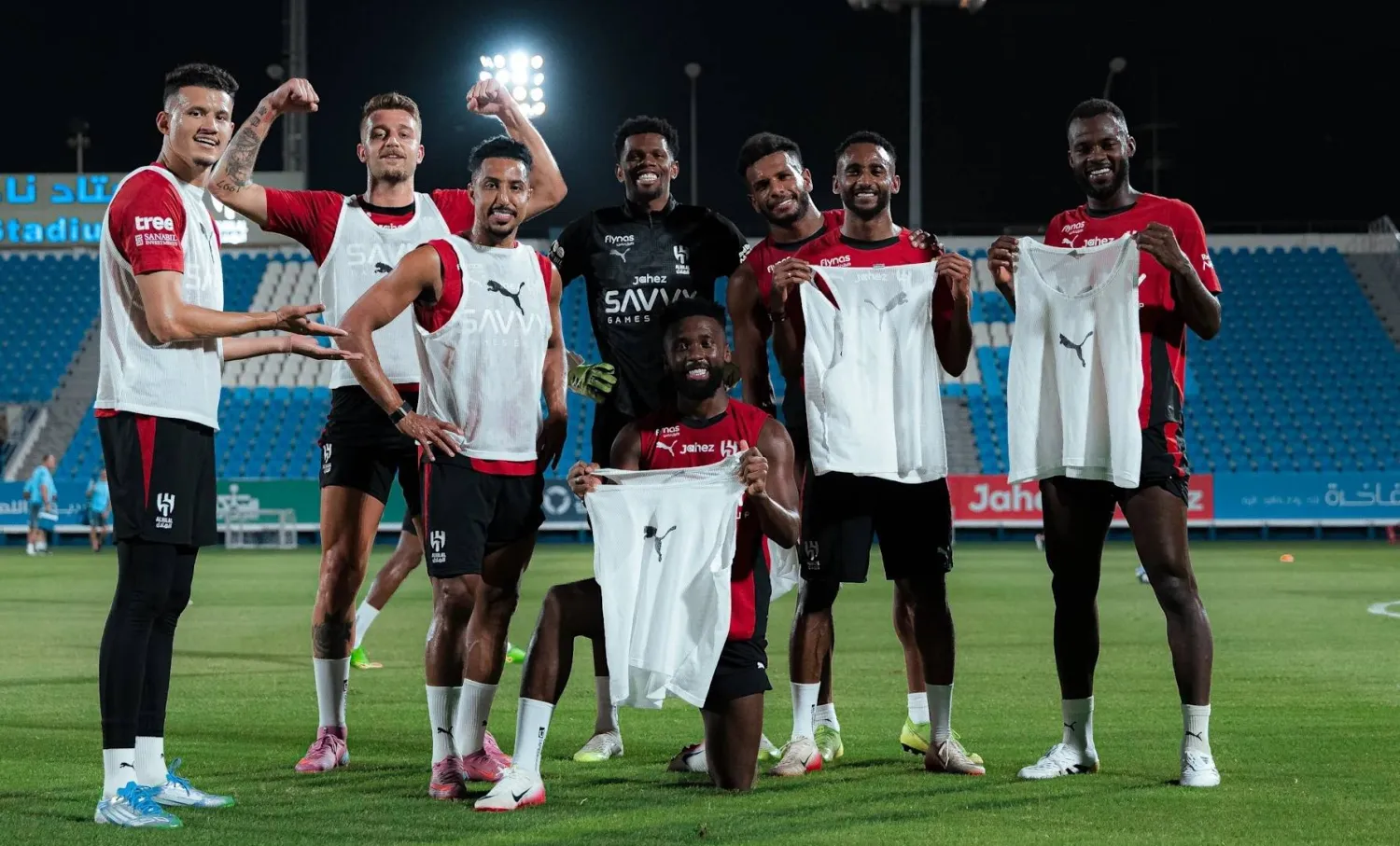 لاعبو الهلال في لقطة مرحة بعد نهاية المران (موقع النادي) 