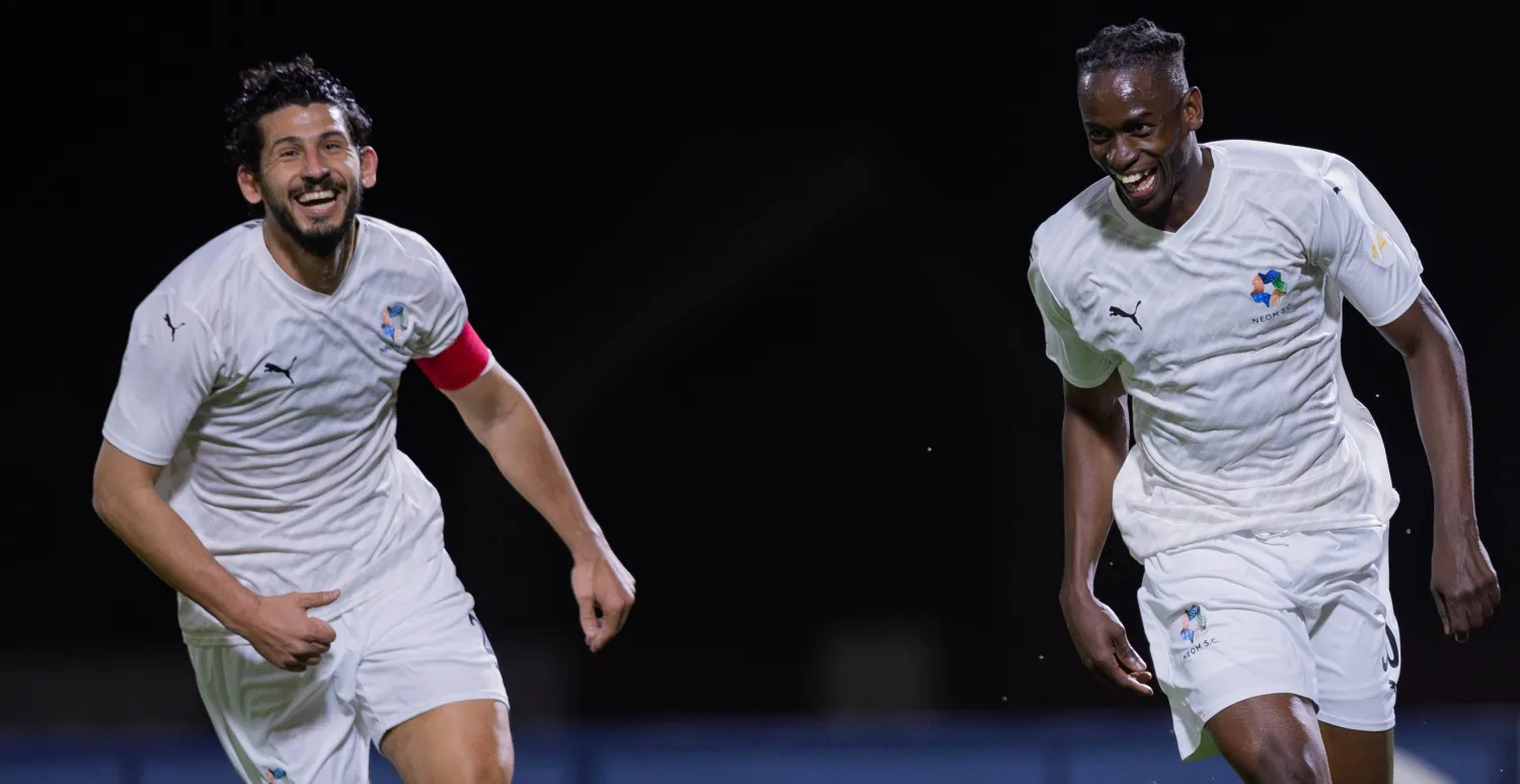 سيميدو يحتفل مع حجازي بعد أحد أهدافه في الموسم الماضي (نادي نيوم)