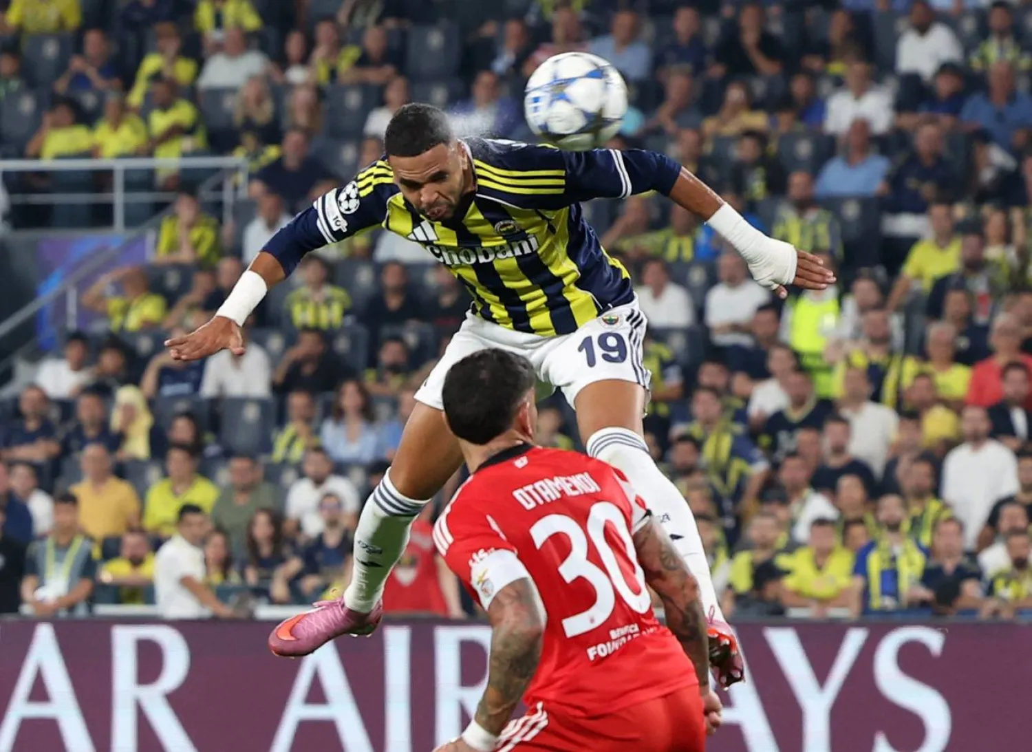 المغربي النصيري لاعب فنربخشة يسدد الكرة برأسه تجاه مرمى بنفيكا (رويترز)