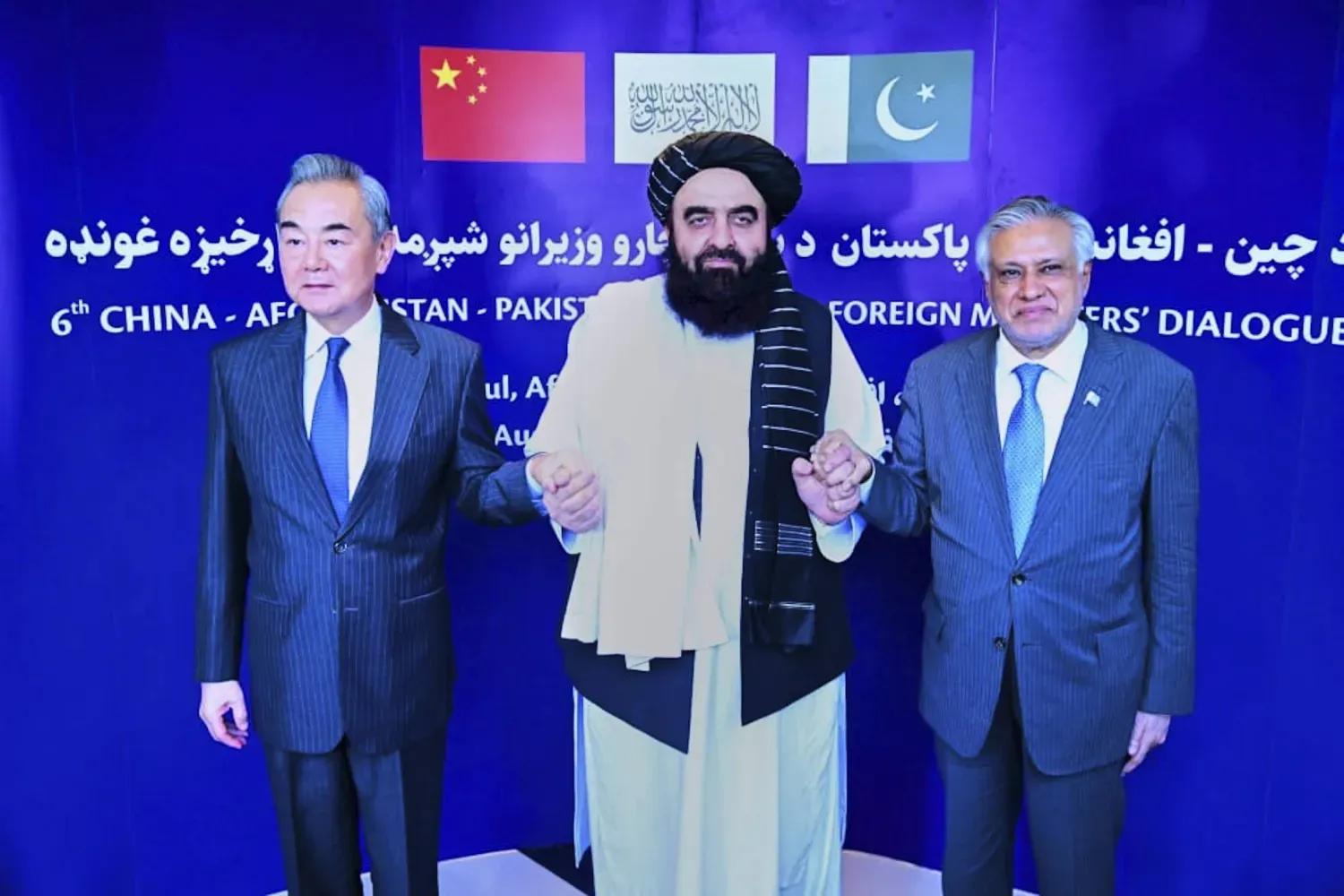 Afganistan Dışişleri Bakanı Amir Han Muttaki, Kabil'deki üçlü zirve öncesinde Çinli ve Pakistanlı mevkidaşları Wang Yi ve İshak Dar'ın arasında (AP)  