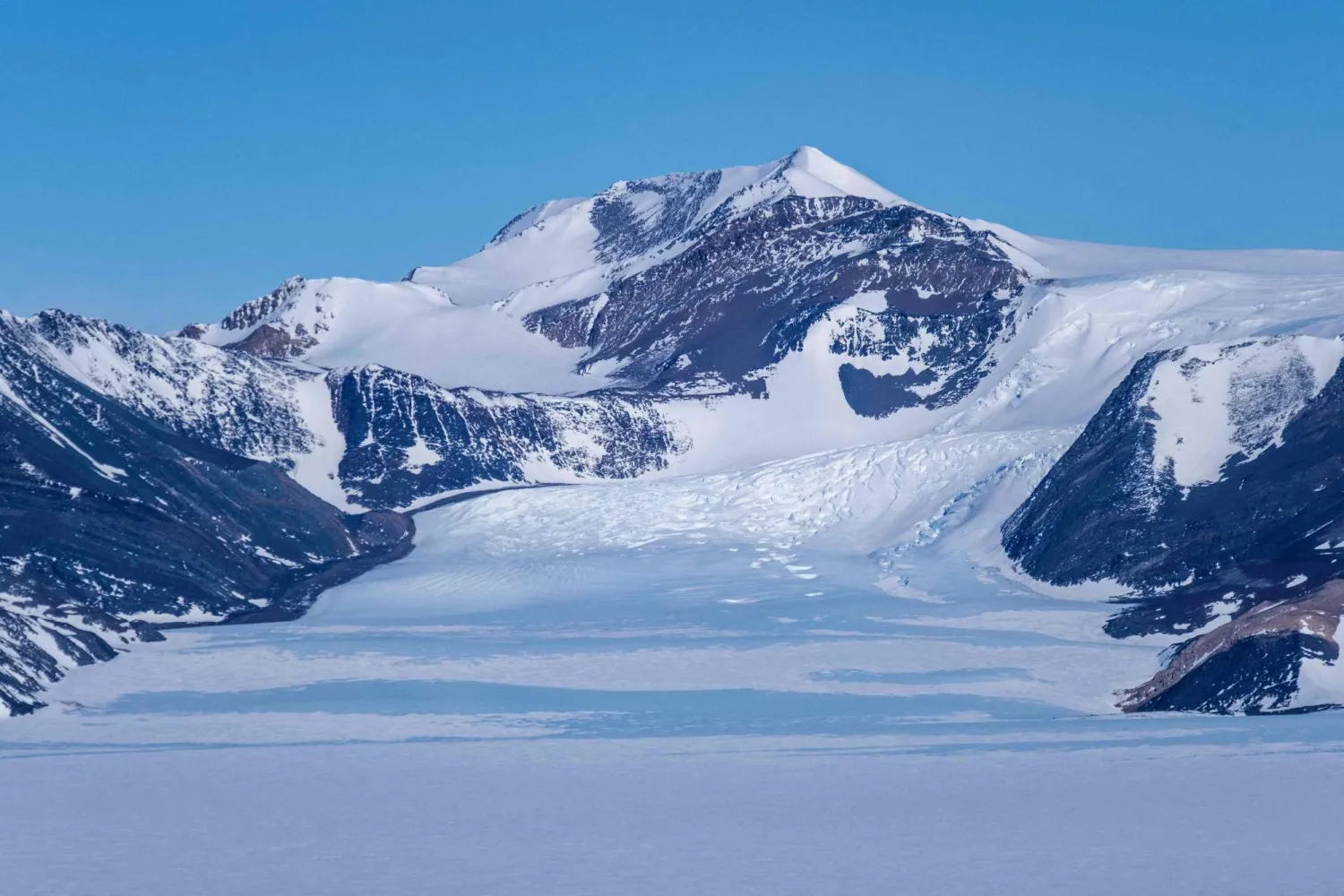 This handout picture, released on August 20, 2025, by the University of Santiago USACH, shows a view of Antarctica during a study led by a team of Chilean scientists of the University of Santiago with researchers from the Netherlands and Germany, to determine the presence of heavy metals in Antarctica due to the increase in tourism in the area. (Photo by Jose Jorquera / University of Santiago USACH / AFP)