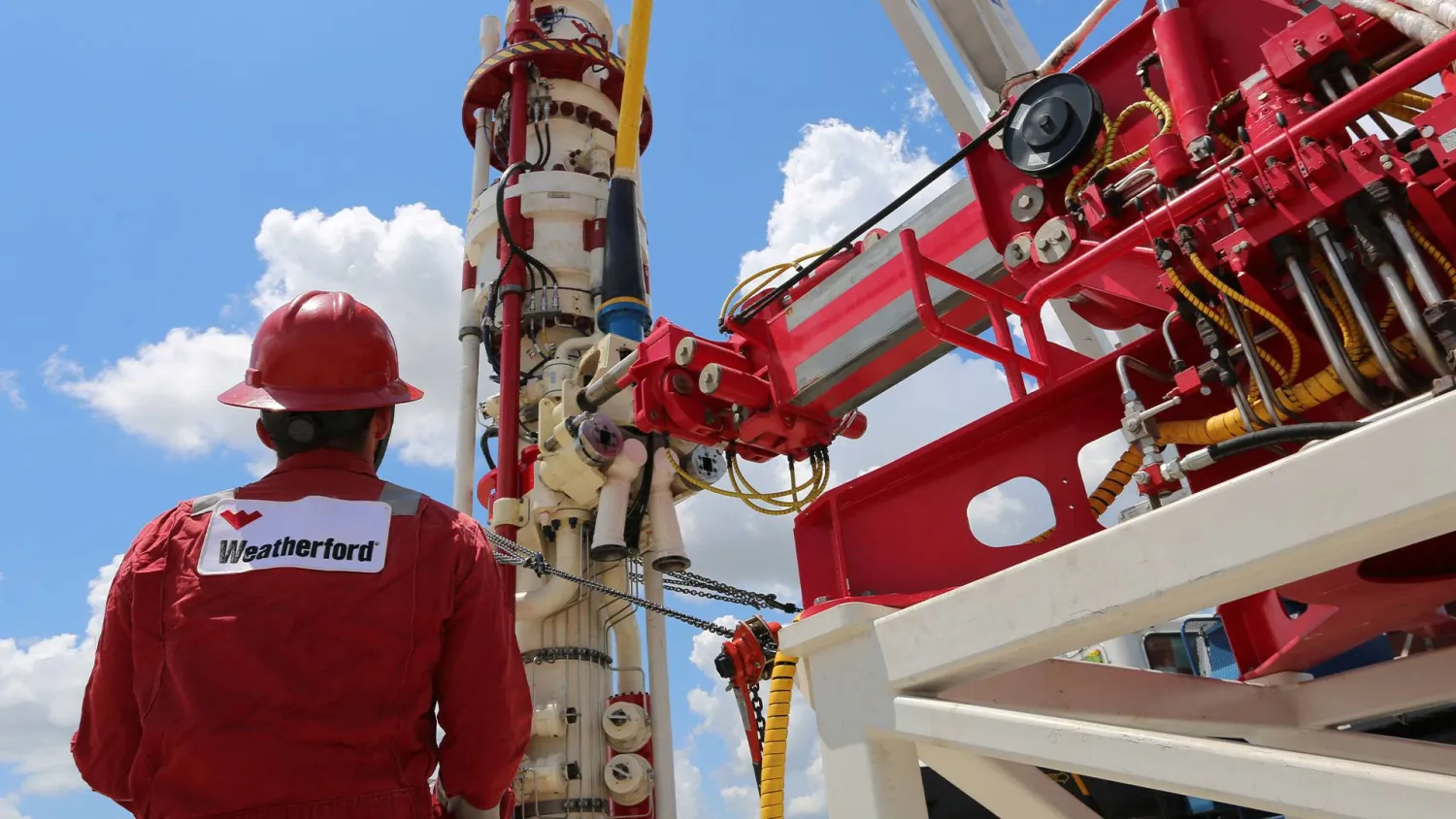 موظف تابع لـ«ويذرفورد» في أحد المواقع التابعة للشركة (ويذرفورد)