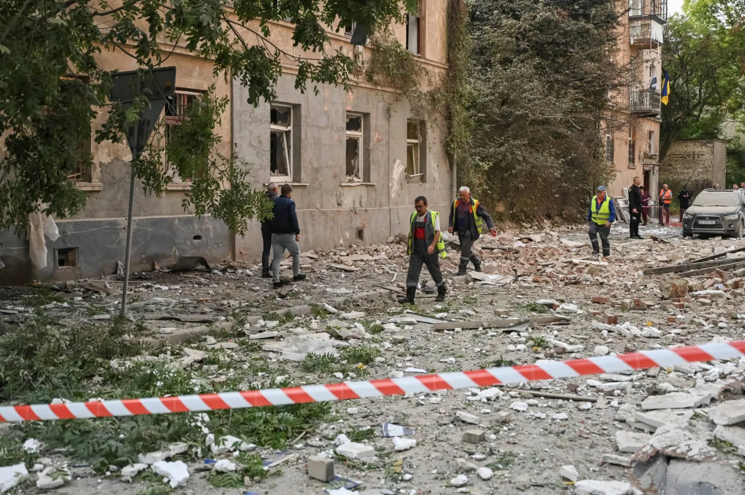 جانب من الدمار جراء الغارات الإسرائيلية على مدينة لفيف غربي أوكرانيا (رويترز)