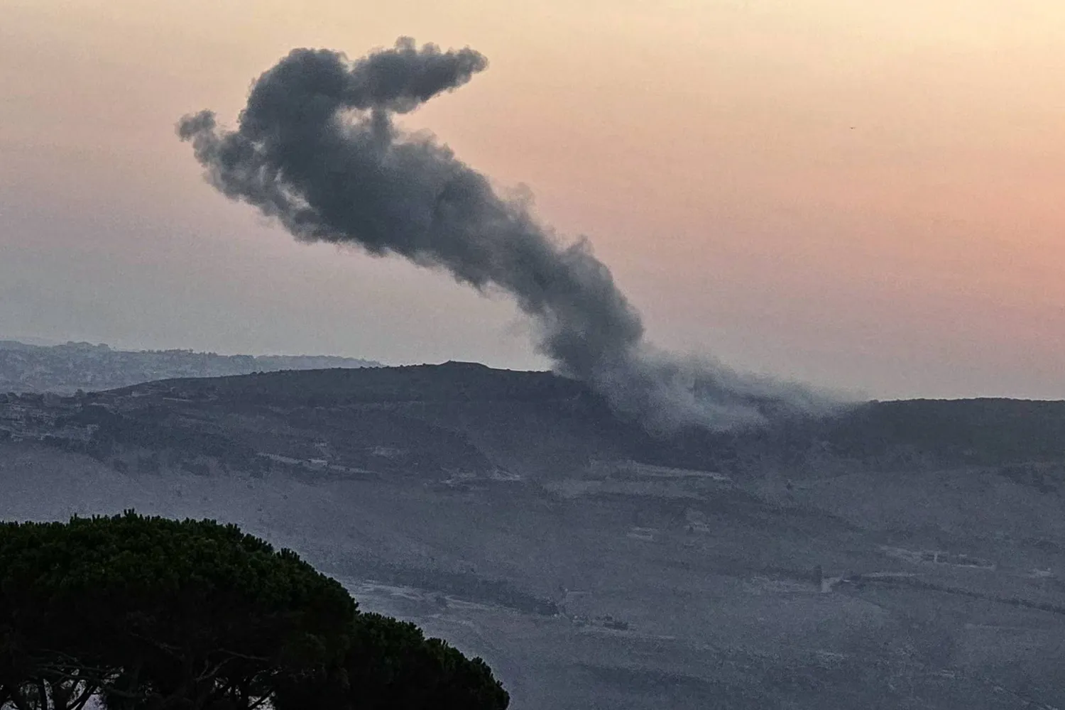 صورة التقطت من قرية مرجعيون في جنوب لبنان تظهر تصاعد الدخان من موقع غارة جوية إسرائيلية استهدفت أطراف قرية كفرتبنيت في قضاء النبطية (أ.ف.ب)