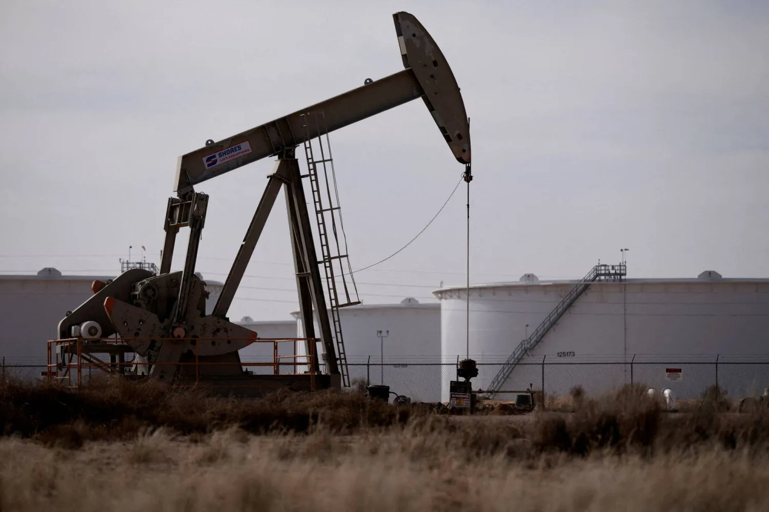 FILE PHOTO: A pump jack operates near a crude oil reserve in the Permian Basin oil field near Midland, Texas, US February 18, 2025. REUTERS/Eli Hartman/File Photo
