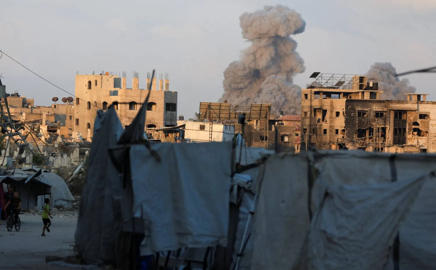 تصاعد الدخان عقب غارة إسرائيلية على مدينة غزة (رويترز)