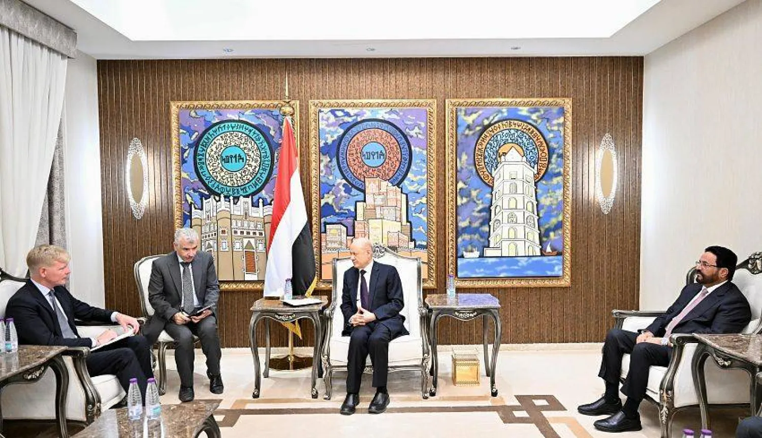 رئيس مجلس القيادة الرئاسي رشاد العليمي مستقبلاً في الرياض المبعوث غروندبرغ (سبأ)