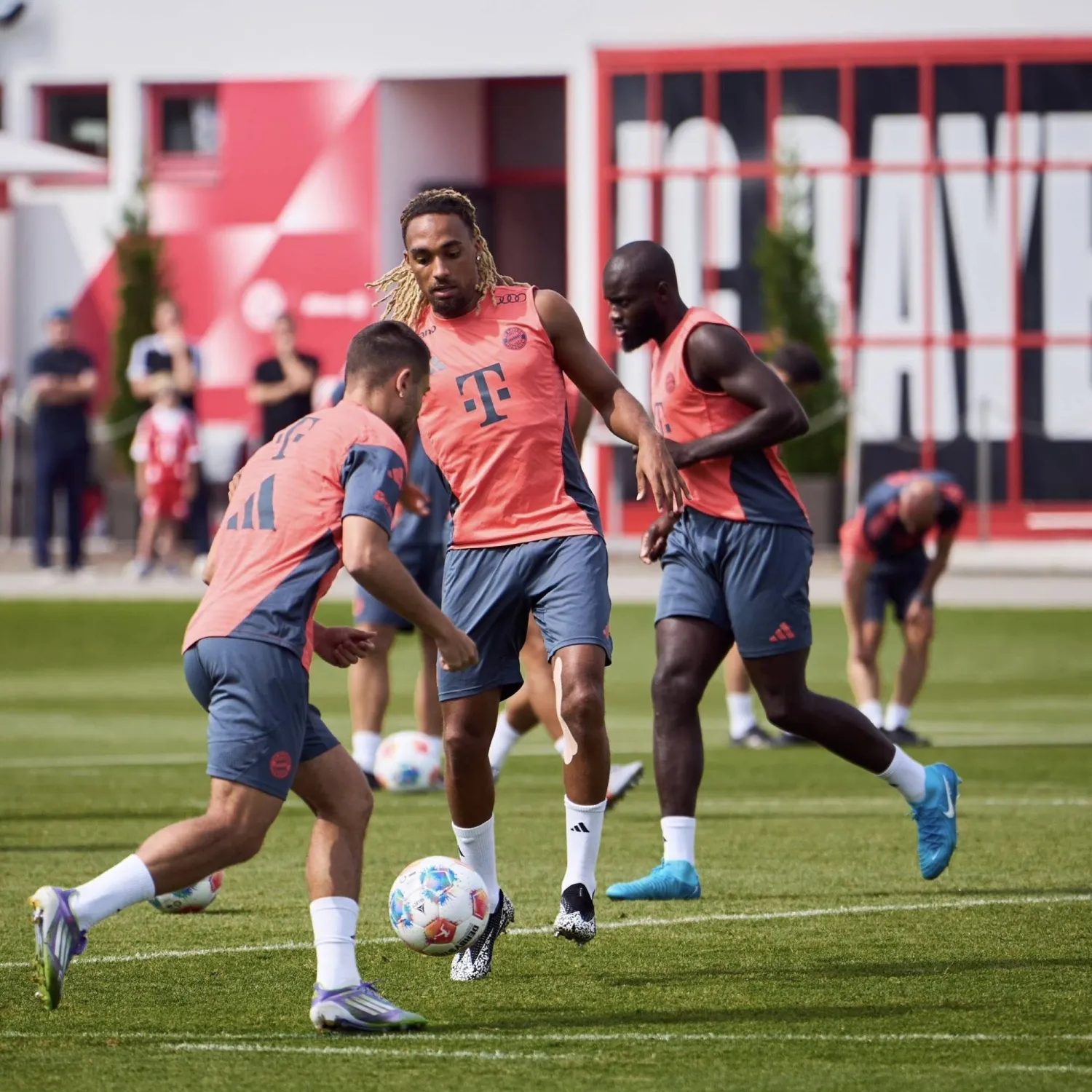 يستهل بايرن ميونيخ حامل اللقب الموسم الجديد أمام ضيفه رازن بال شبورت لايبزيغ (نادي بايرن ميونيخ)