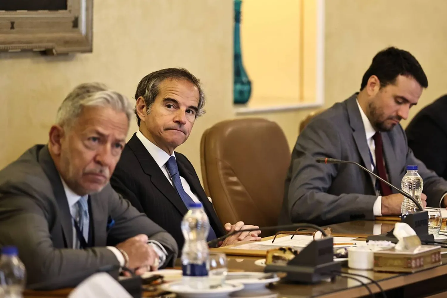 غروسي ونائبه ماسيمو أبارو الذي يترأس إدارة الضمانات في «الذرية الدولية» على هامش مباحثات بأصفهان 7 مايو 2024 (إ.ب.أ)