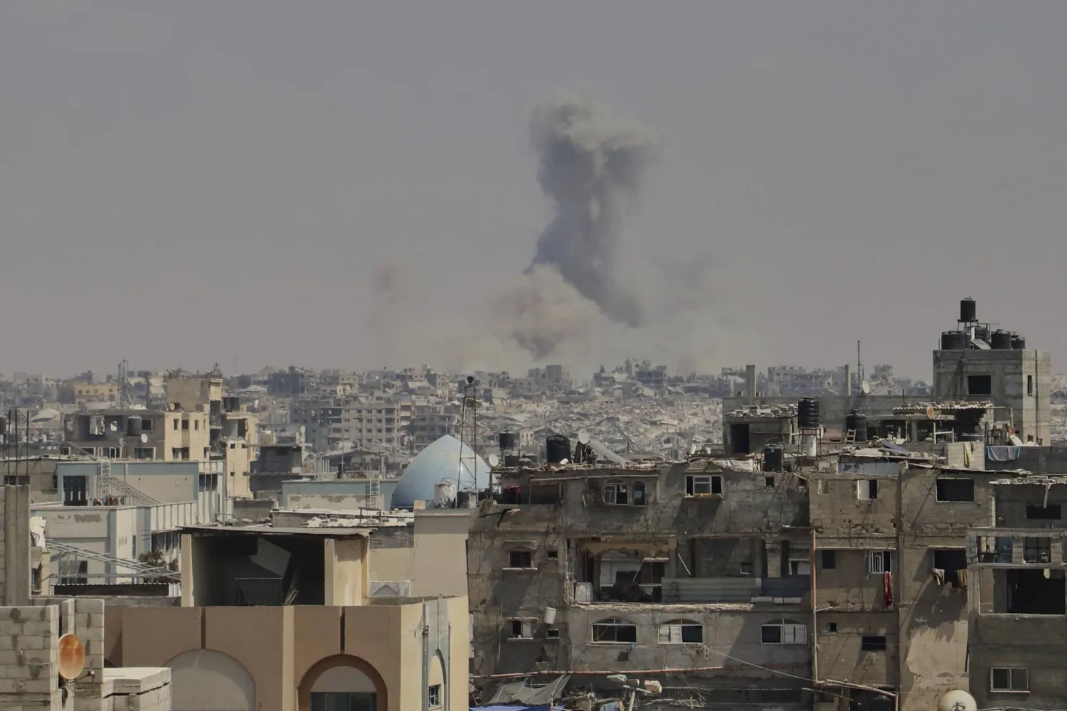 تصاعد الدخان جراء الغارات الإسرائيلية على قطاع غزة (أ.ب)