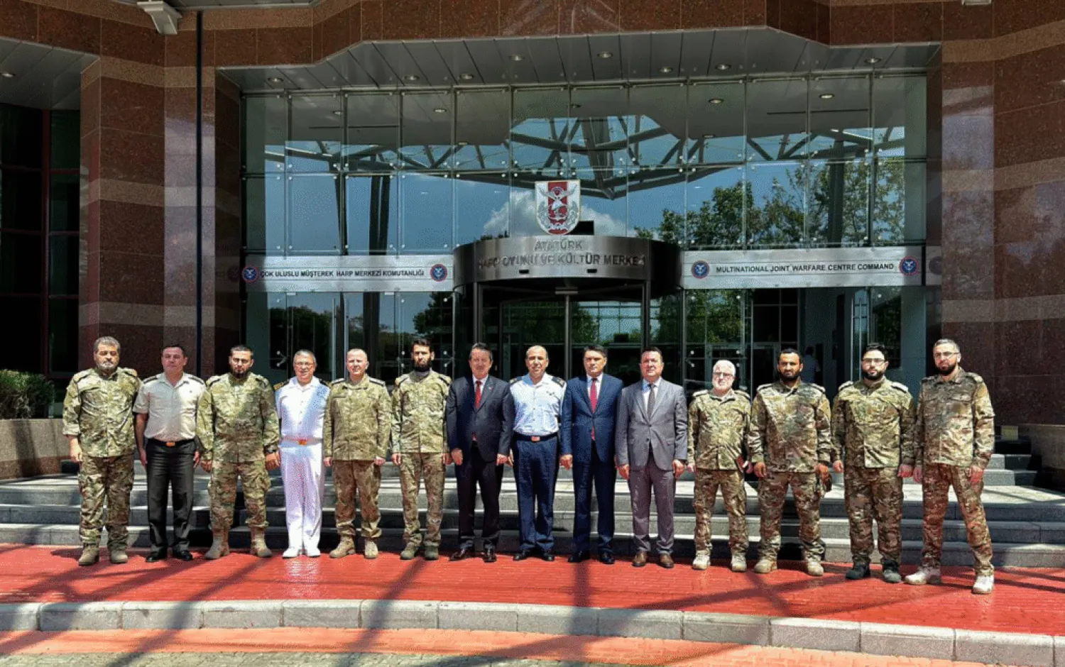 وفد عسكري سوري خلال زيارة لجامعة الدفاع الوطني التركية (الدفاع التركية)
