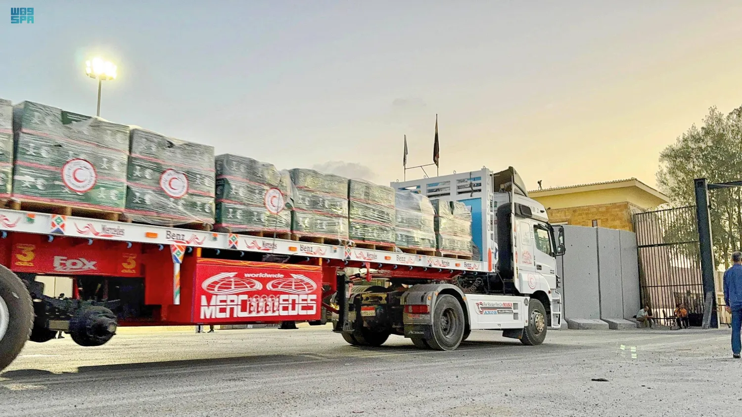 الشاحنات الإغاثية تأتي امتداداً للجسور السعودية الجوية والبرية والبحرية (واس)