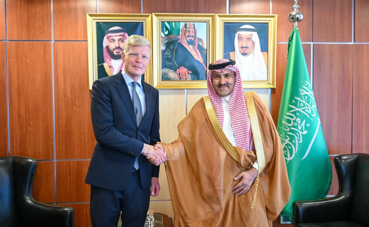 صورة نشرها السفير السعودي لدى اليمن محمد آل جابر أثناء لقائه المبعوث الأممي لليمن هانس غروندبرغ في الرياض