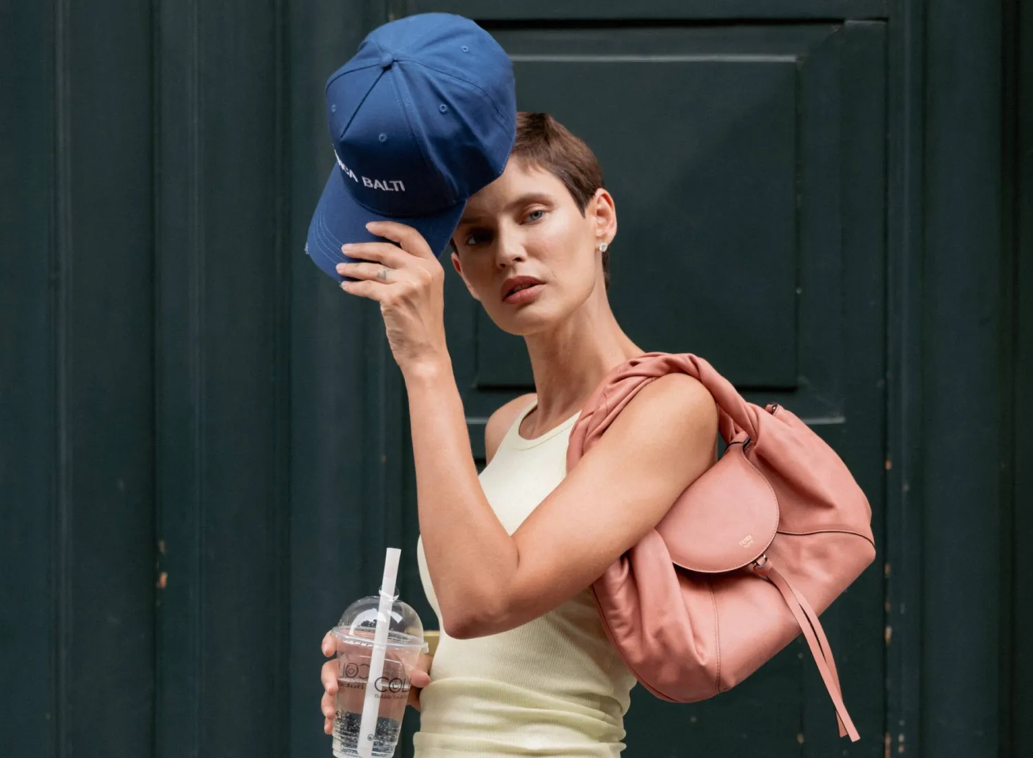 بيانكا بالتي واحدة من المؤثرات والشهيرات اللواتي أقبلن على الحقيبة (فندي)