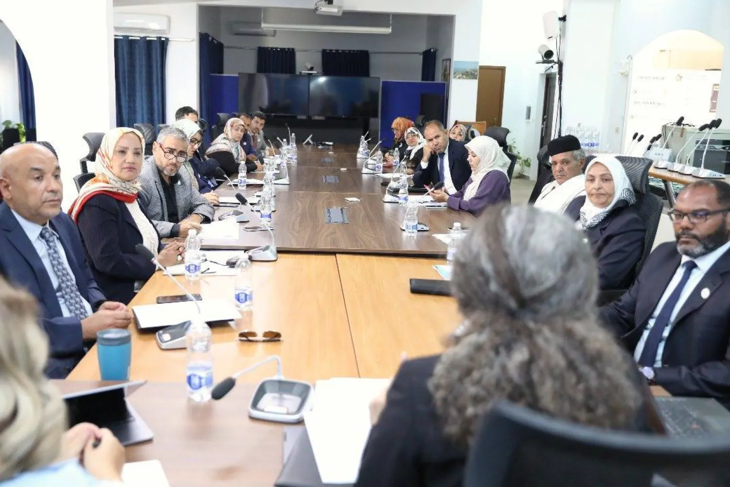 خوري خلال اجتماع مع فريق الحوار والمصالحة بطرابلس الثلاثاء (البعثة الأممية)