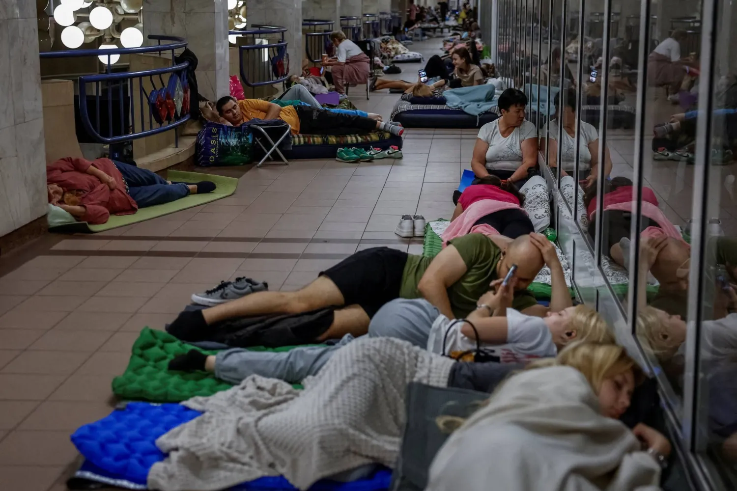 في العاصمة كييف لجأ الناس إلى محطات القطارات الأرضية (رويترز)