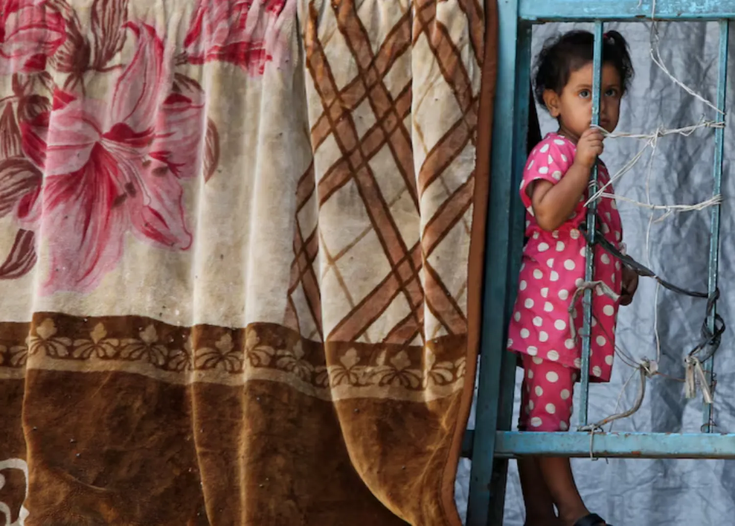 A Palestinian child, displaced by the Israeli military offensive, shelters in an UNRWA school, in Khan Younis, in the southern Gaza Strip, August 19, 2025. REUTERS/Hatem Khaled/File Photo 