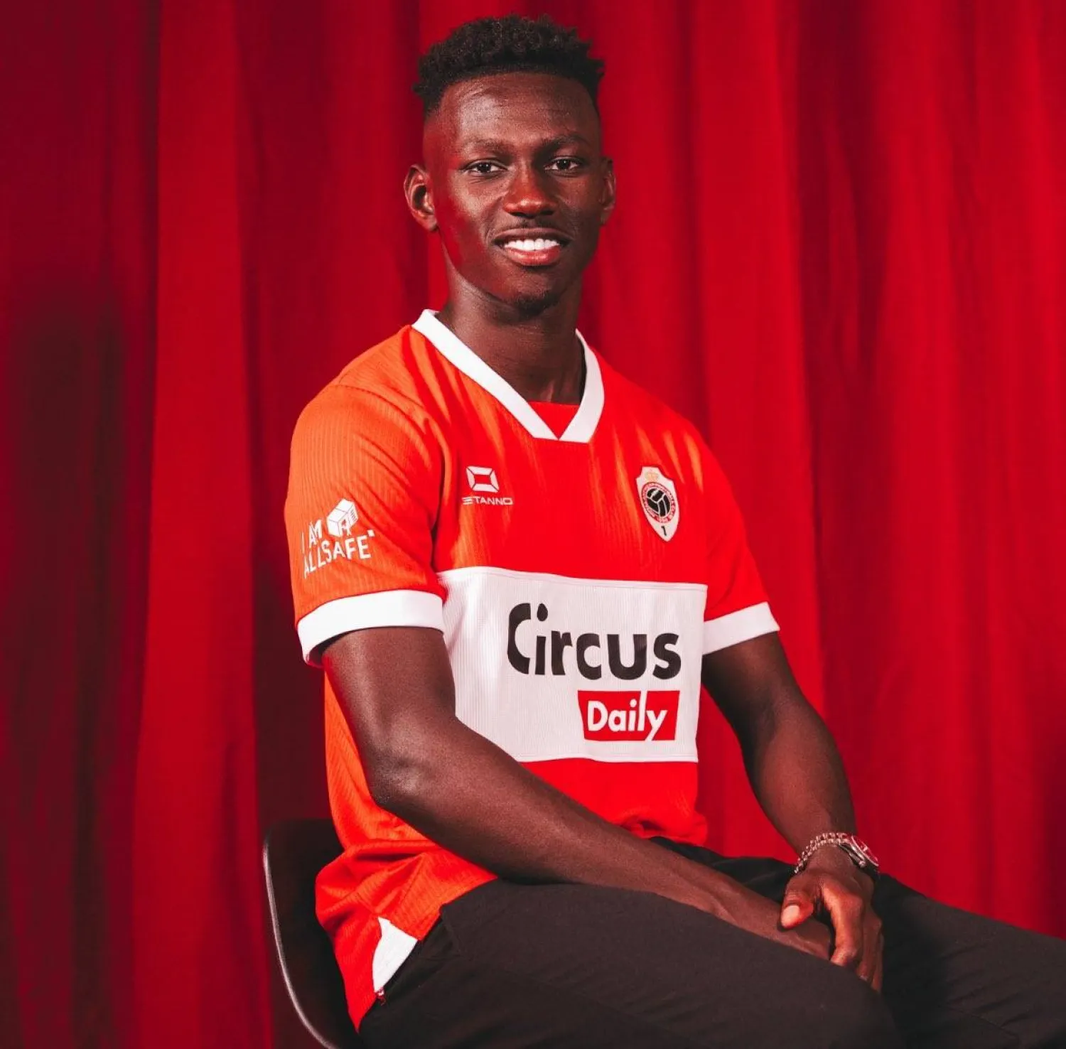 الصحفي بقميص ناديه البلجيكي الجديد (الشرق الأوسط)