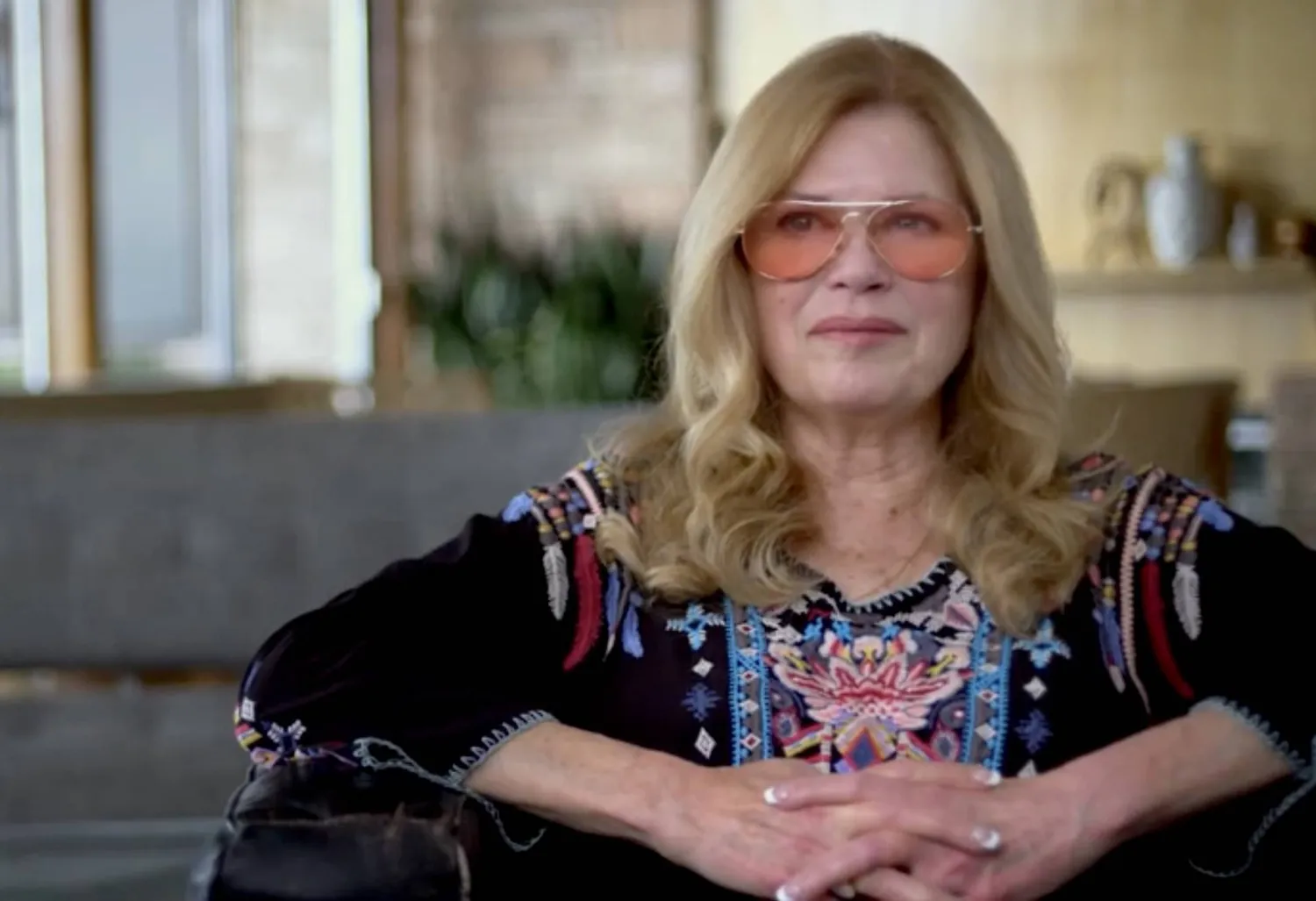 المخرجة في لقطة من فيلمها «أمي جَين» (HBO)
