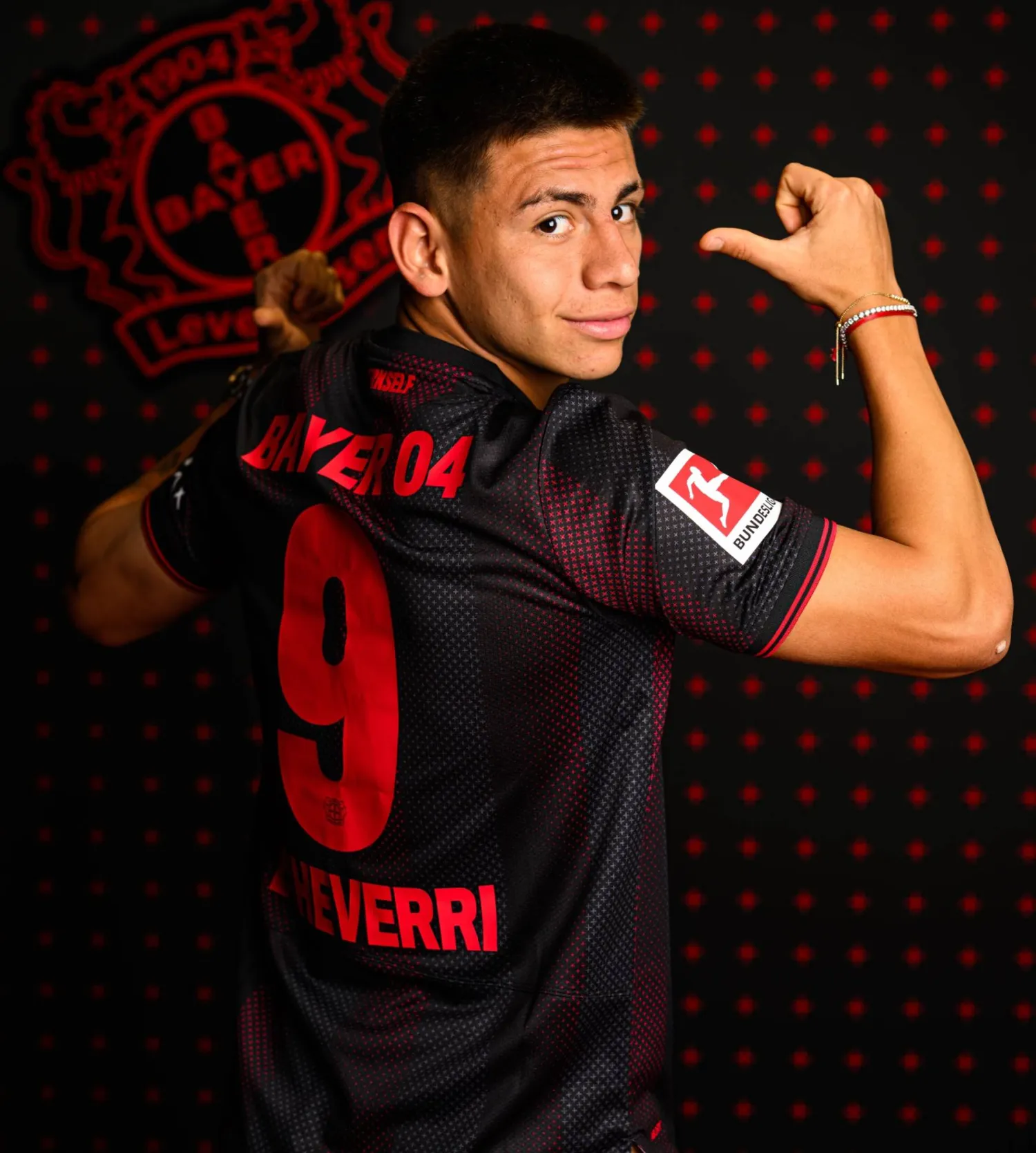  إتشفيري بقميص باير ليفركوزن بعد التوقيع (الشرق الأوسط)