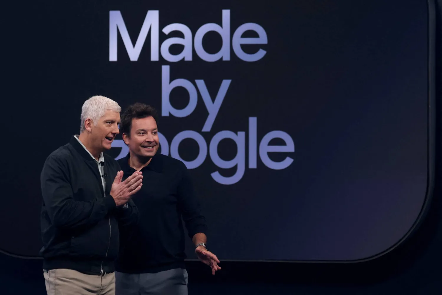 ريك أوستيرلوه نائب الرئيس الأول للأجهزة والخدمات في «غوغل» والمذيع جيمي فالون خلال حضورهما الحدث لتقديم أحدث أجهزة سلسلة «بيكسل» (رويترز)