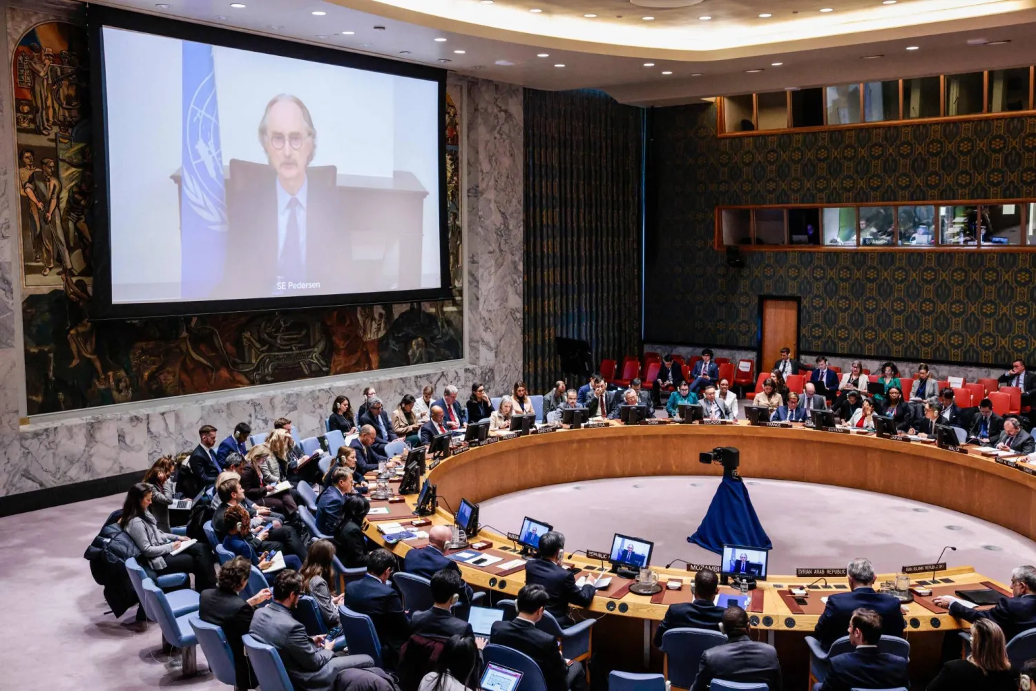غير بيدرسن المبعوث الأممي الخاص إلى سوريا يتحدث إلى مجلس الأمن عبر تقنية الفيديو خلال جلسة طارئة بشأن سوريا ديسمبر 2024 (أ.ف.ب)