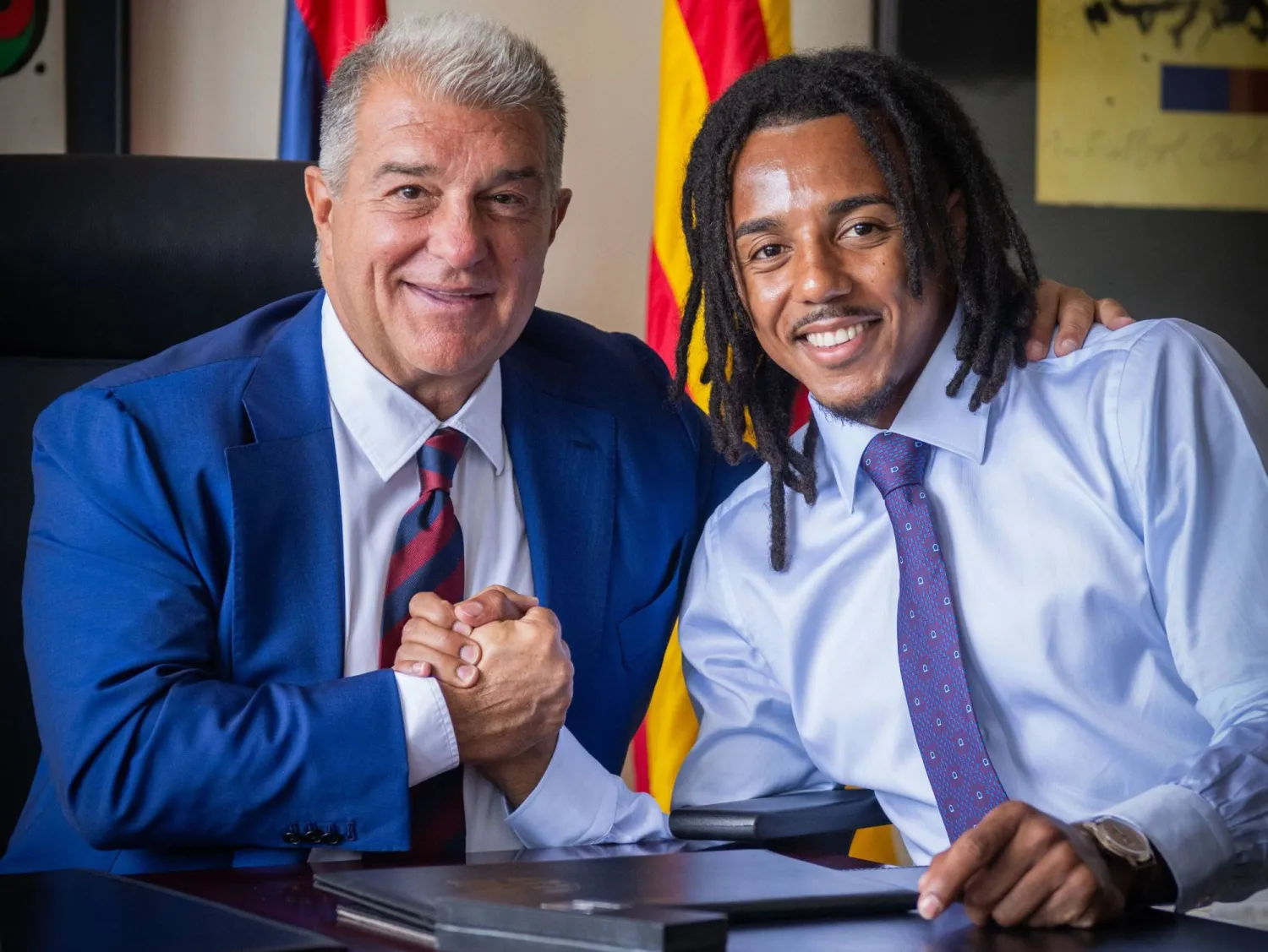 كوندي مع جوان لابورتا رئيس برشلونة بعد توقيع العقد (موقع النادي)