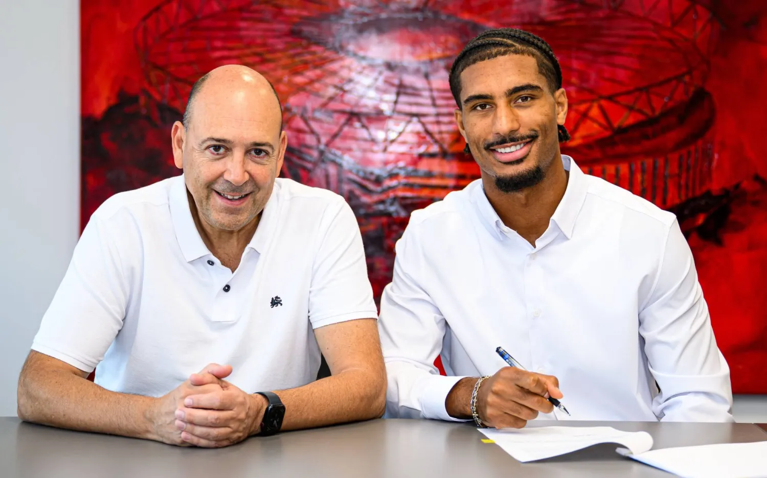 لويك باد أثناء توقيع العقد (نادي ليفركوزن)