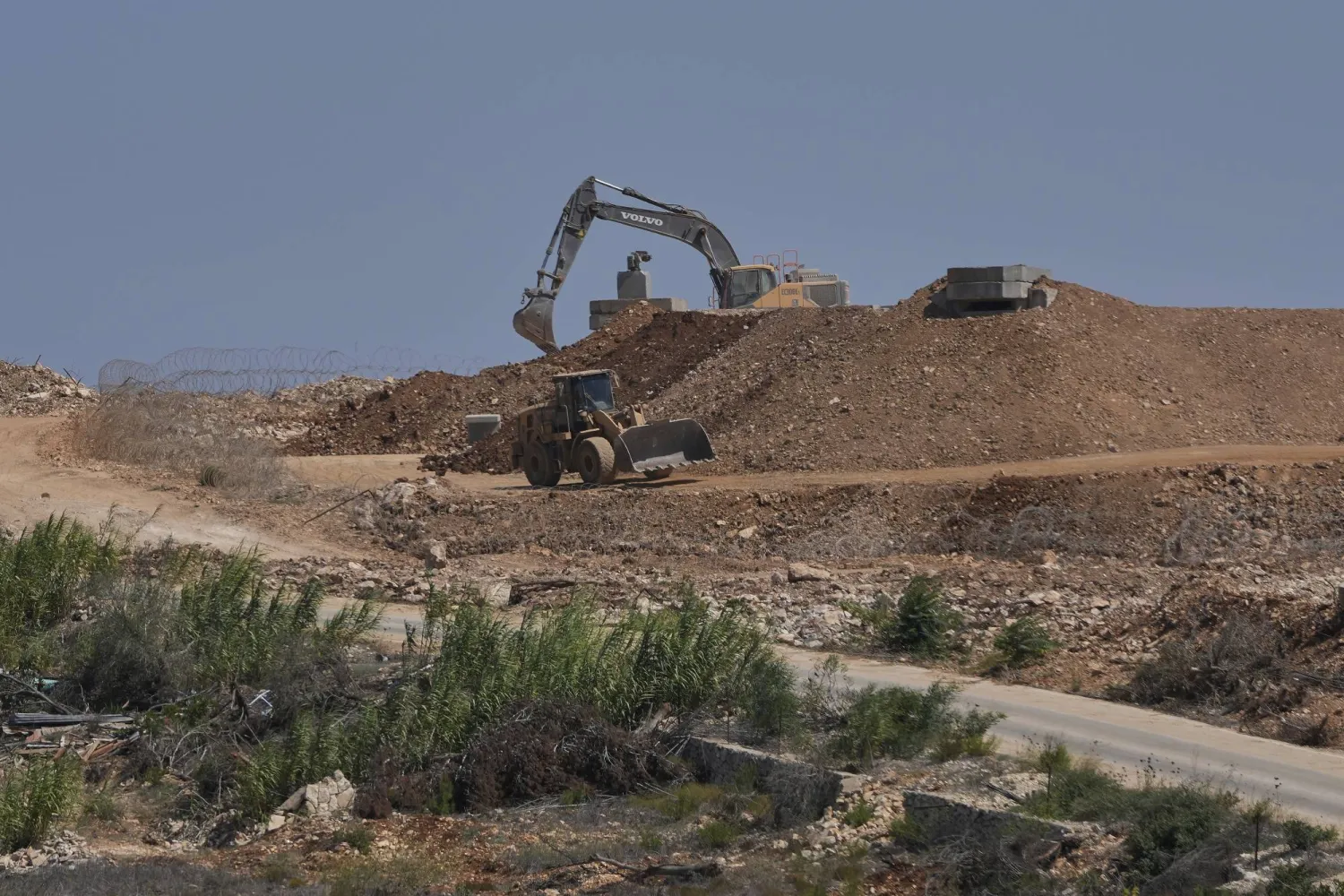 واشنطن تطالب إسرائيل بتقليص غاراتها على لبنان بعد قرار الحكومة اللبنانية نزع سلاح حزب الله (أ.ب)