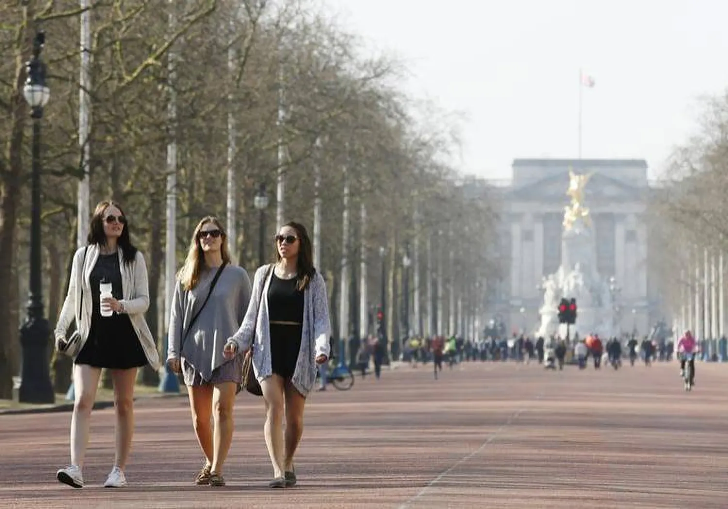 المشي يُساعد على فقدان الوزن ويُحسّن الهضم (رويترز)