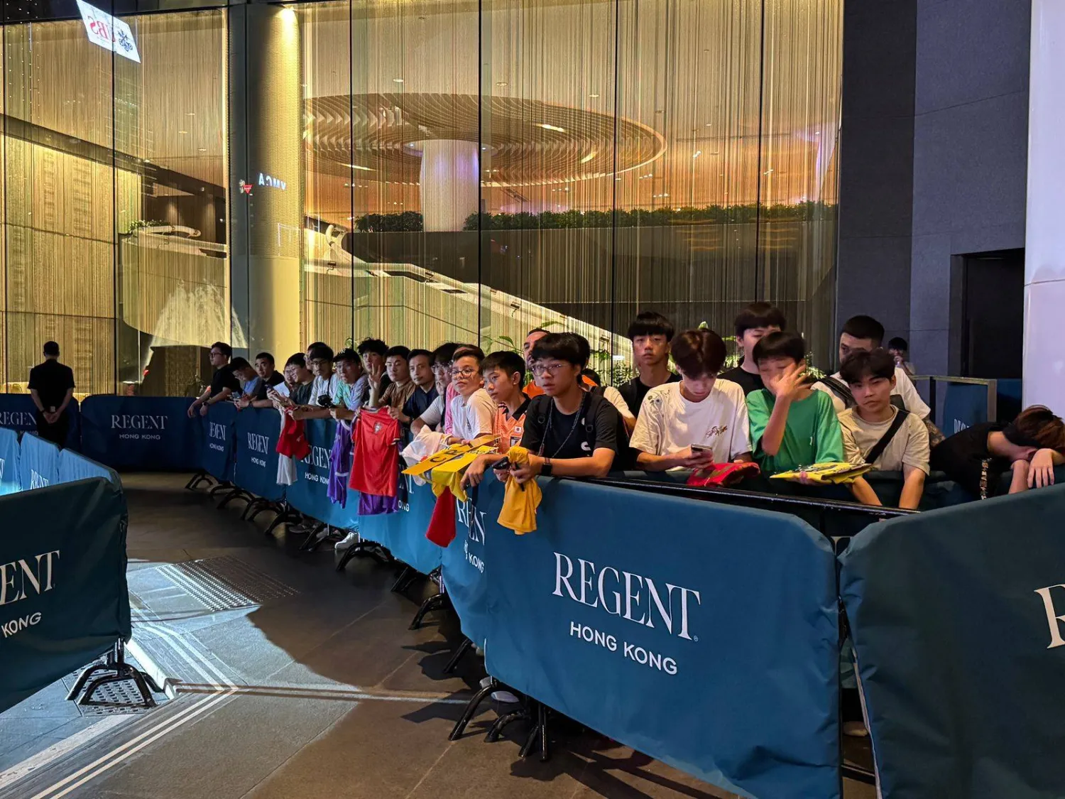 انتظار بالساعات في محيط فندق بعثة النصر (الشرق الأوسط)