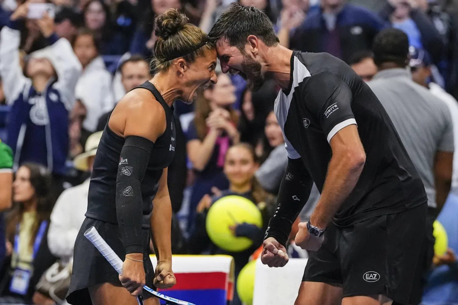 سارة إيراني ومواطنها أندريا فافسوري يحتفلان باللقب (أ.ب)