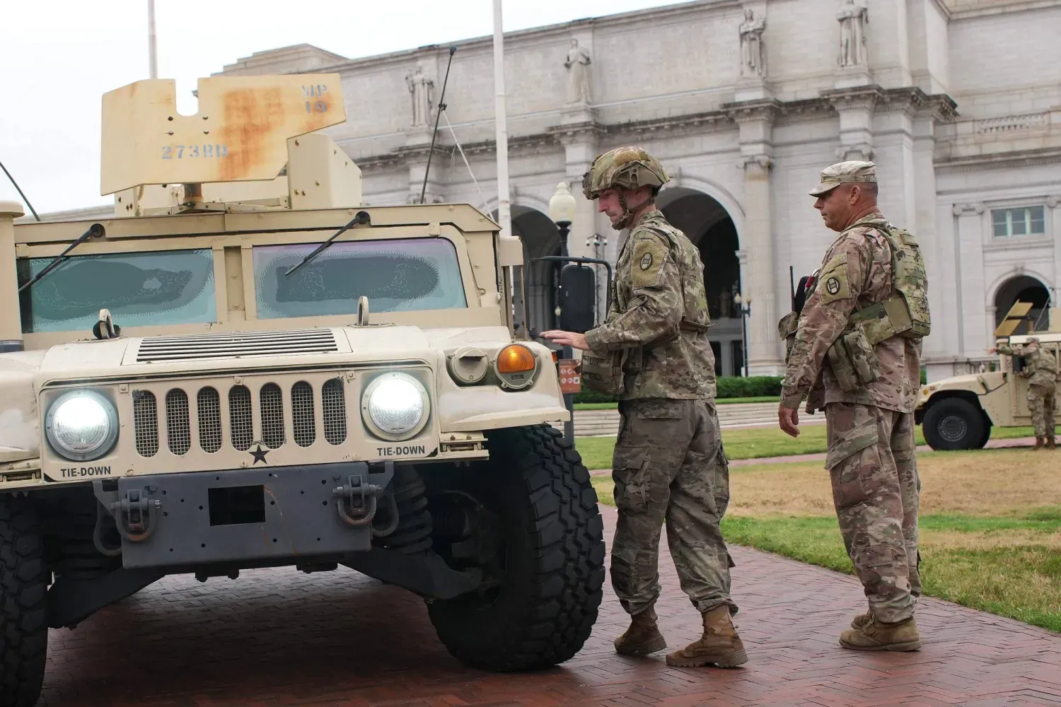 Güney Carolina Ulusal Muhafız askerleri, Washington’daki Union İstasyonu'nun çevresinde bir Humvee'nin yanında nöbet tutuyor. (Getty - AFP)