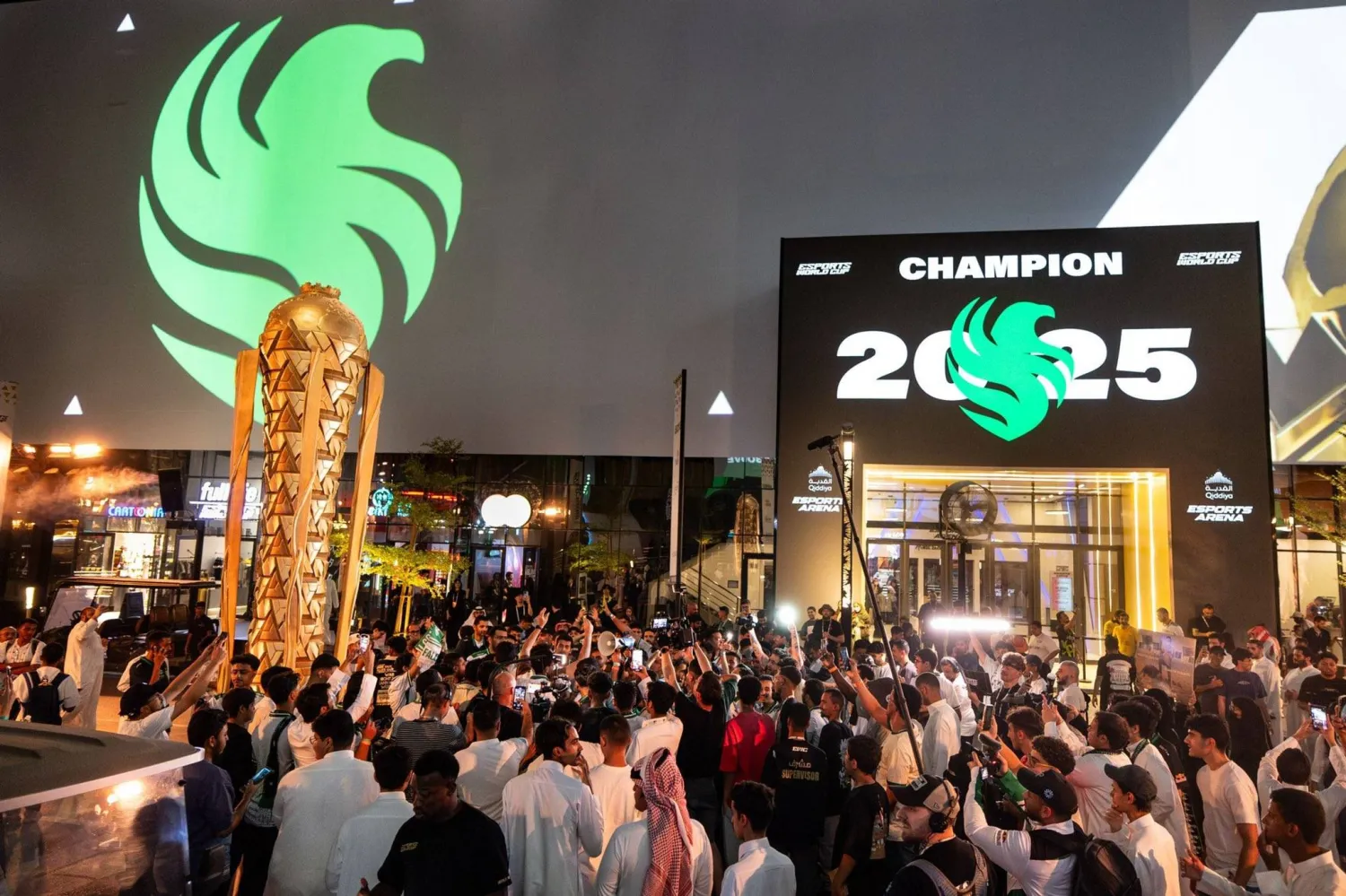 جماهير سعودية تحتفل في الساحات الخارجية لمقر البطولة بالإنجاز (الشرق الأوسط)