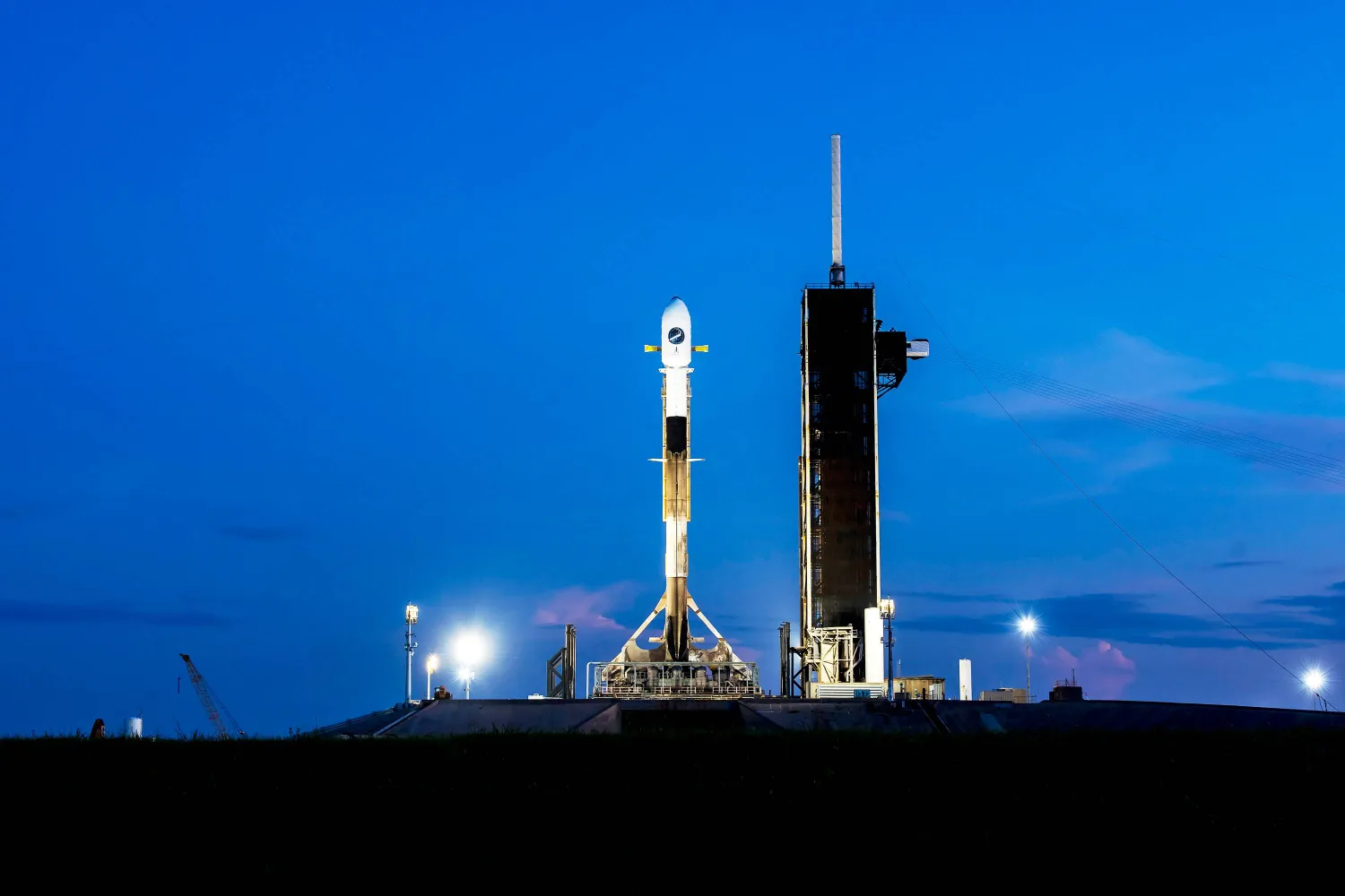 تُظهر هذه الصورة التي قدمتها شركة «سبيس إكس» صاروخاً يحمل مكوكاً صغيراً تابعاً لقوة الفضاء الأميركية يستعد للانطلاق في مهمة سرية (أ.ب)