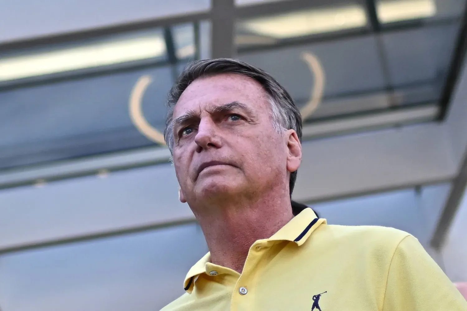 Brezilya Eski Devlet Başkanı Jair Bolsonaro, 16 Ağustos 2025'te Brezilya'nın Brasilia kentindeki bir hastaneden ayrılıyor (EPA)