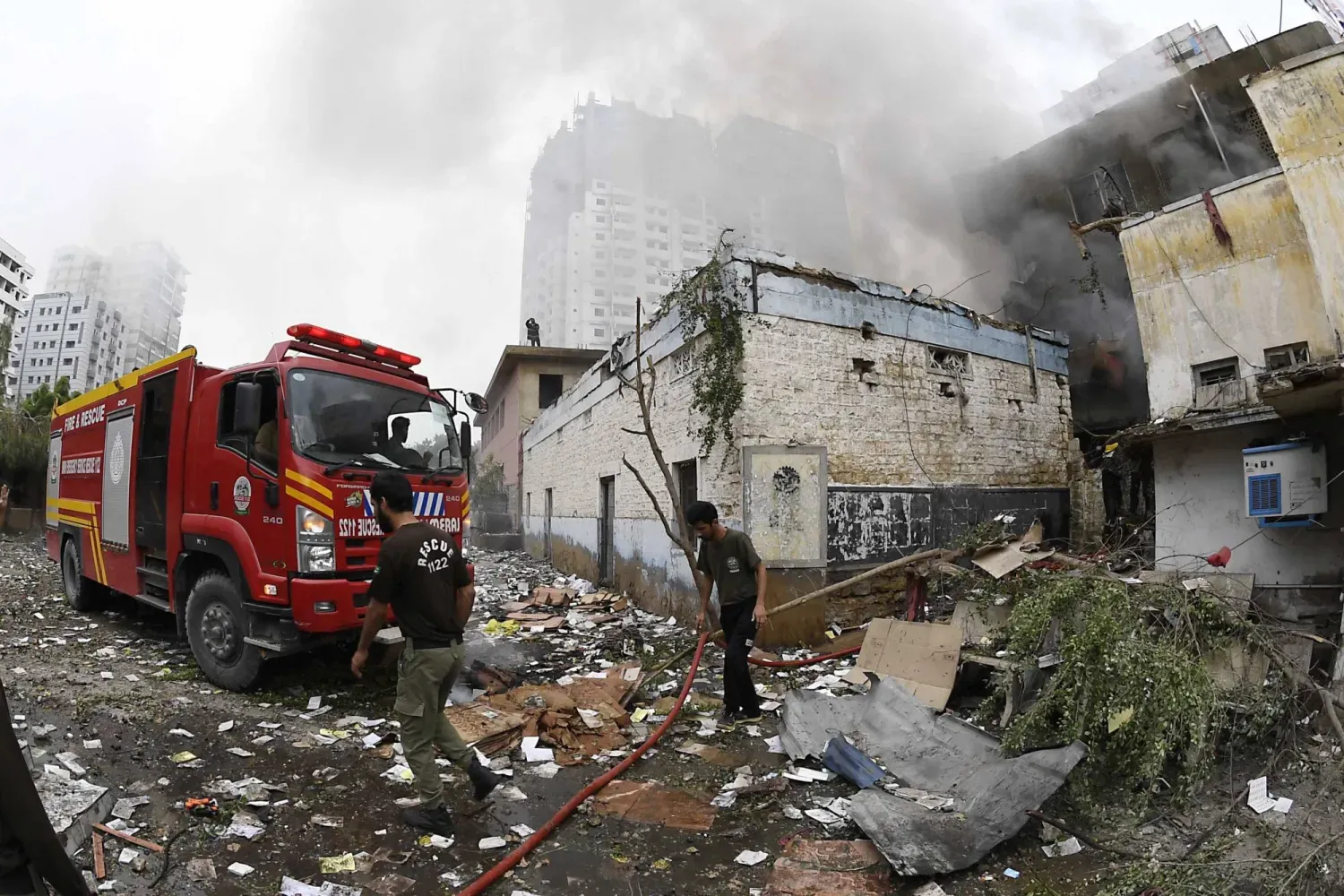 İtfaiyeciler, Karaçi'deki havai fişek fabrikasında çıkan yangının olduğu yerde çalışıyor (EPA)